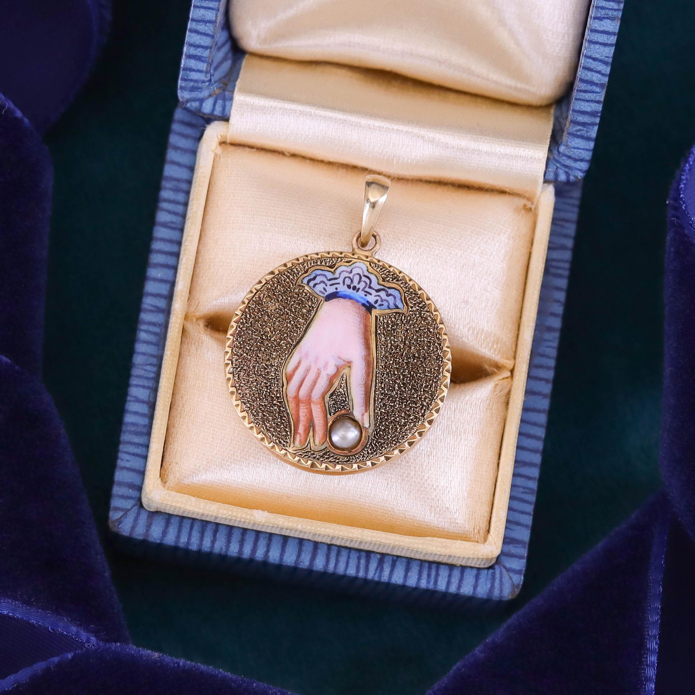 Donna Mano smaltata vittoriana con ciondolo di perle in oro 14k in vendita