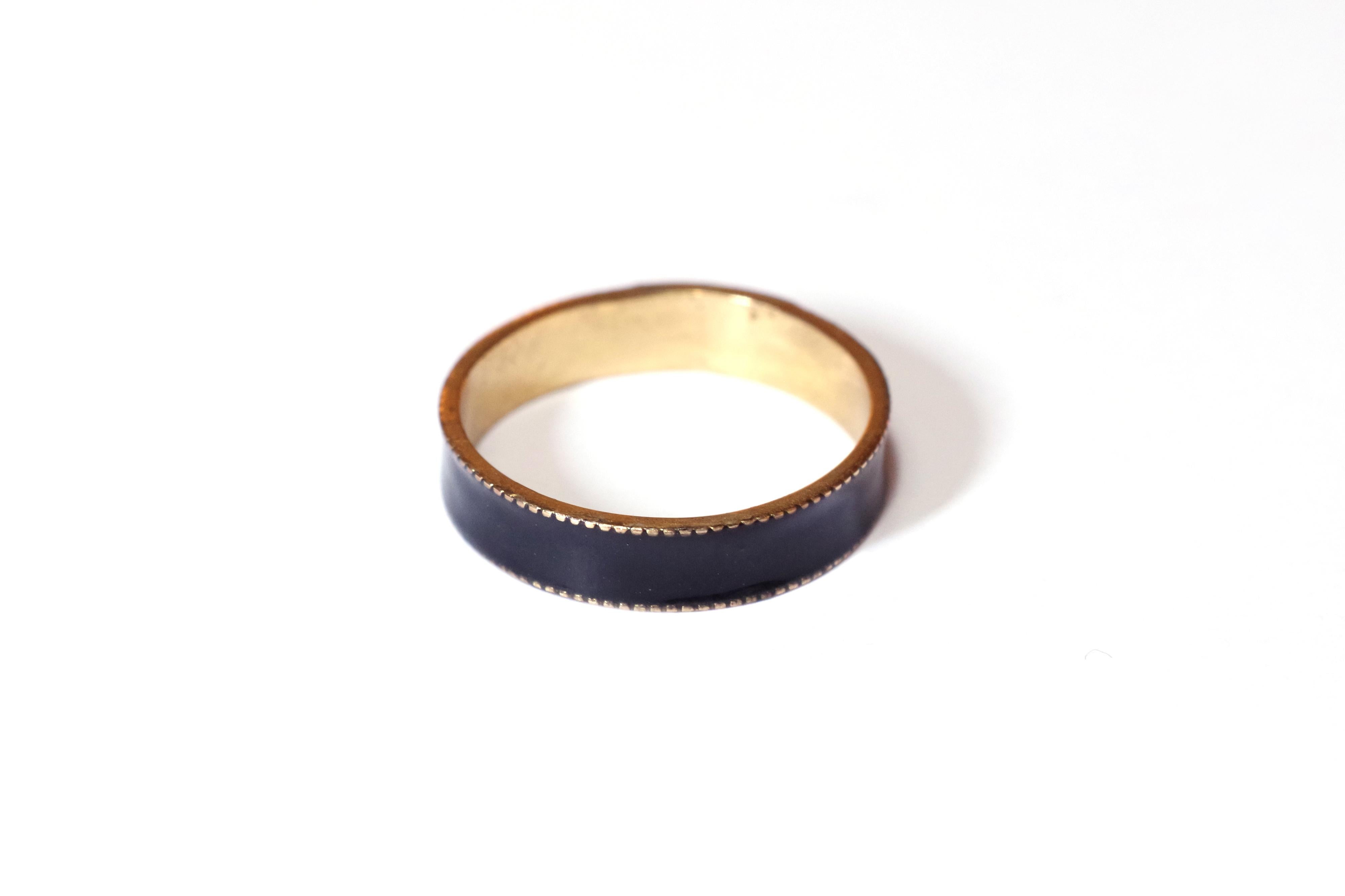 Victorian enamel mourning ring in rose gold 18 karats. This old ring entirely covered with black enamel is decorated in its center with a monogram with the letters 