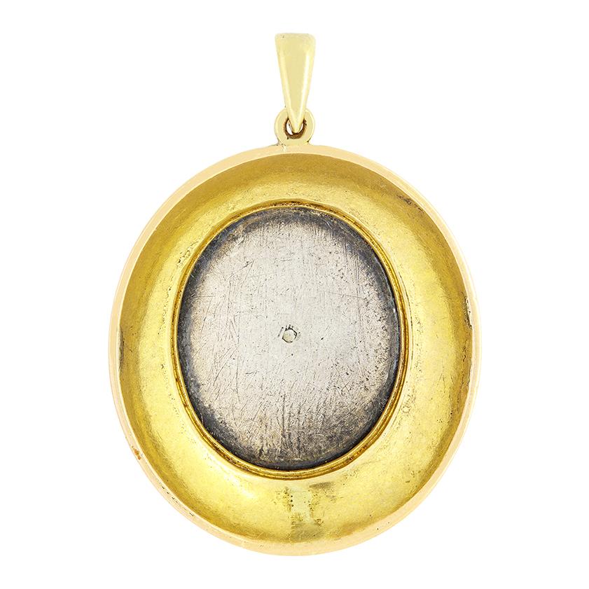 Questo squisito ciondolo vittoriano è una testimonianza dell'artigianato del 1880. Realizzato in oro giallo a 15 carati, presenta un affascinante ovale di smalto viola, ornato al centro da una lucente perla. Lo smalto è circondato da intricati