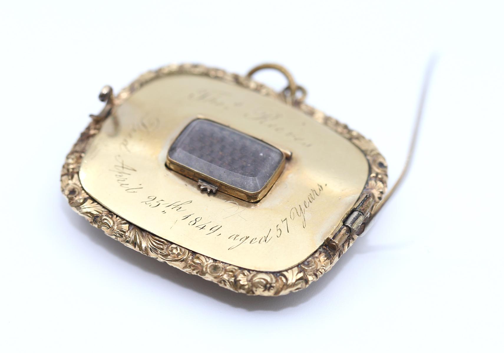 Pendentif broche de deuil victorien en or jaune et émail, 1849 Unisexe en vente