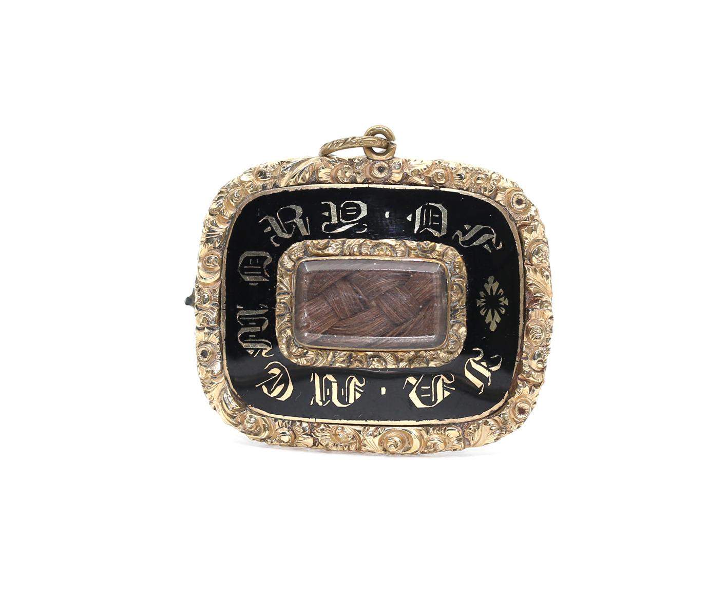 Victorian enamel Yellow Gold Mourning Brooch Pendant, 1849 For Sale 3
