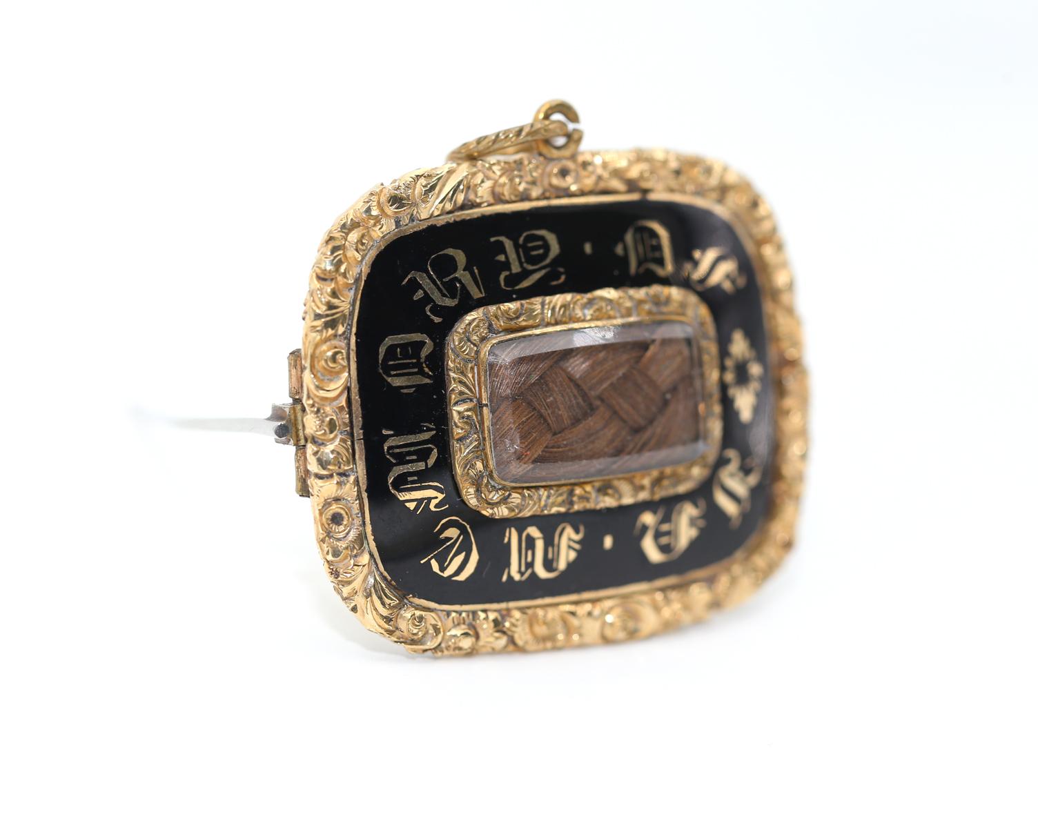 Victorian enamel Yellow Gold Mourning Brooch Pendant, 1849 For Sale 4