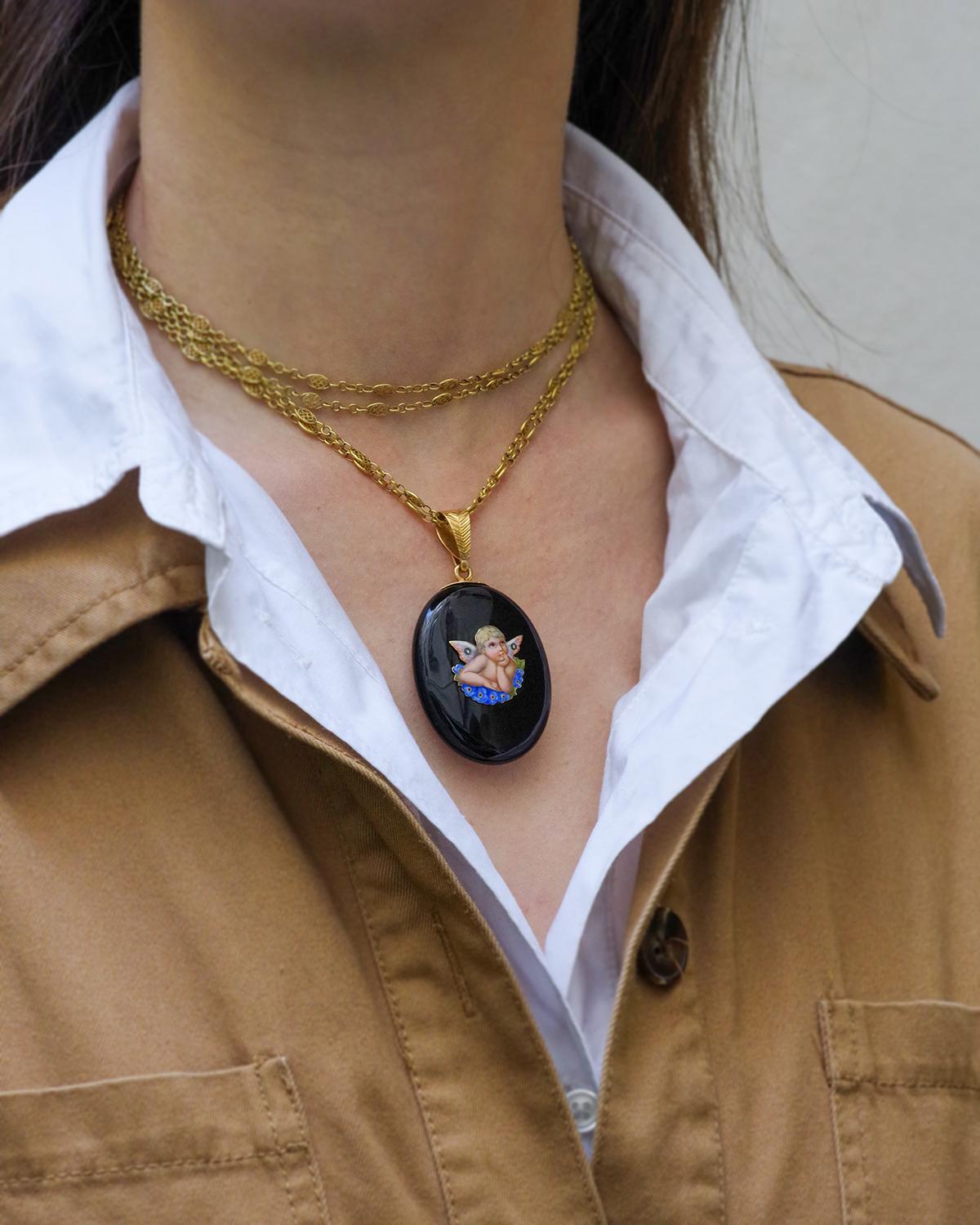Victorian enameled angel with forget-me-not flowers onyx and 18k gold locket In Good Condition For Sale In PARIS, FR
