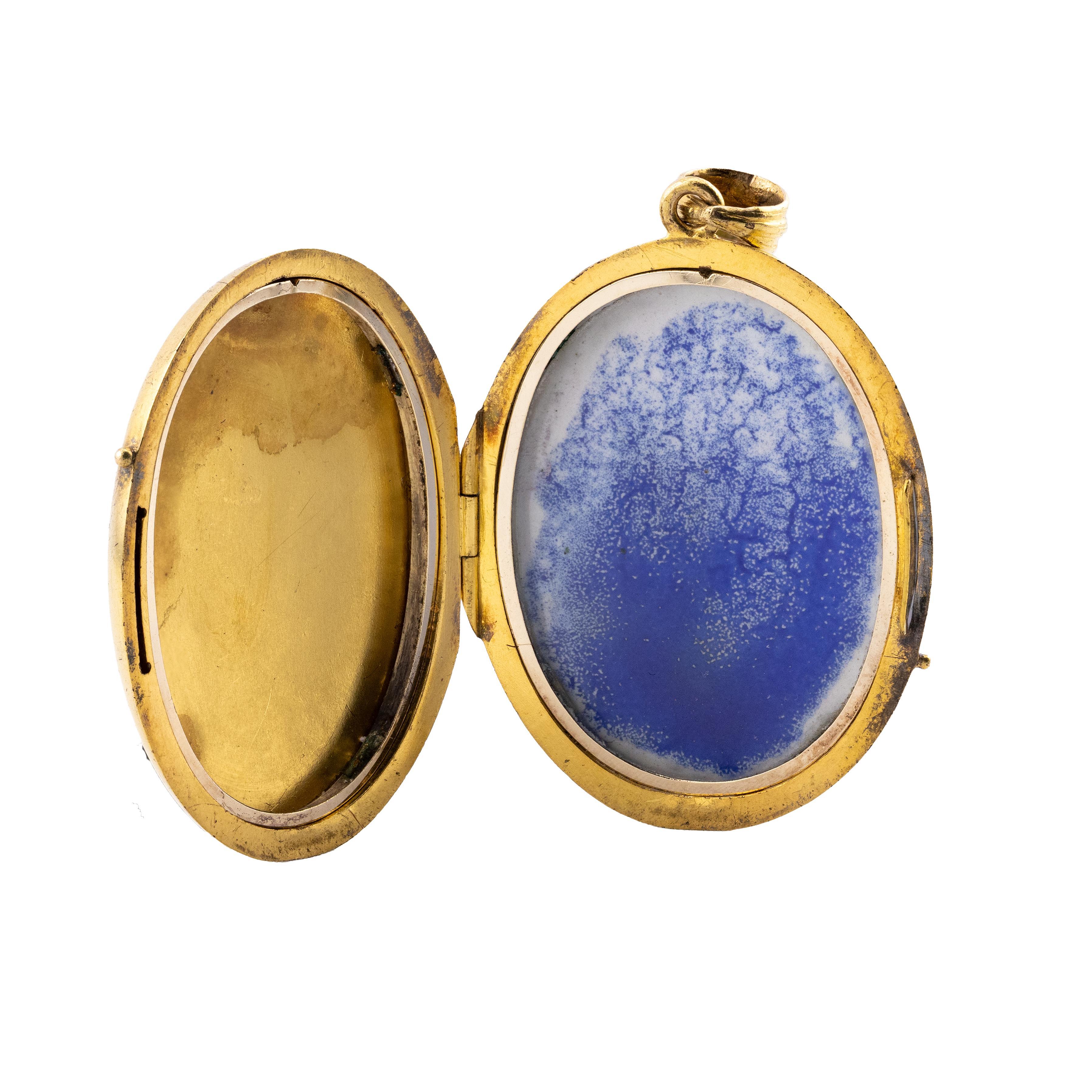 Victorian Enameled Portrait Locket in 14 Karat Yellow Gold For Sale 1