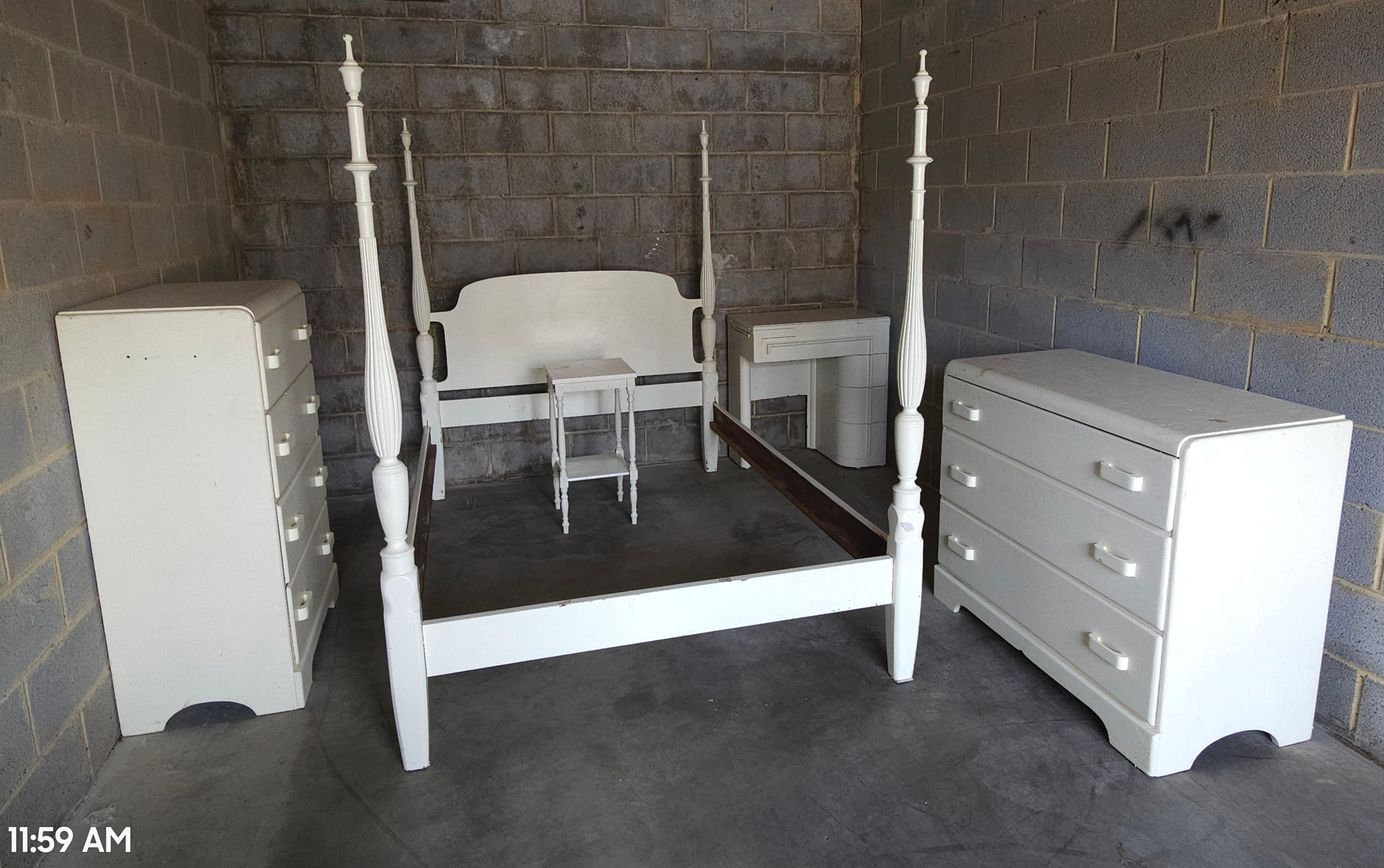 Commode victorienne en cascade émaillée A Abattant Secretary Chest of Drawers en vente 5