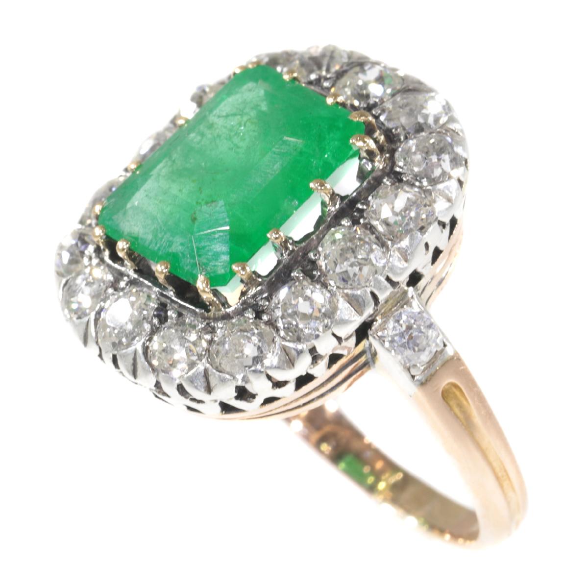 Victorian Engagement Ring with Brilliant Cut Diamond and Large Certified Emerald In Excellent Condition For Sale In Antwerp, BE
