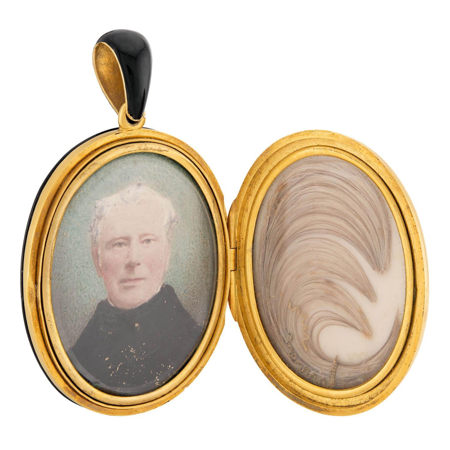 Magnifique pendentif en onyx, diamants et perles datant de l'époque victorienne (vers 1880) ! Réalisé en or jaune 15 carats, ce médaillon de forme ovale est orné d'un émail noir foncé. La teinte noire de l'émail contraste merveilleusement avec la