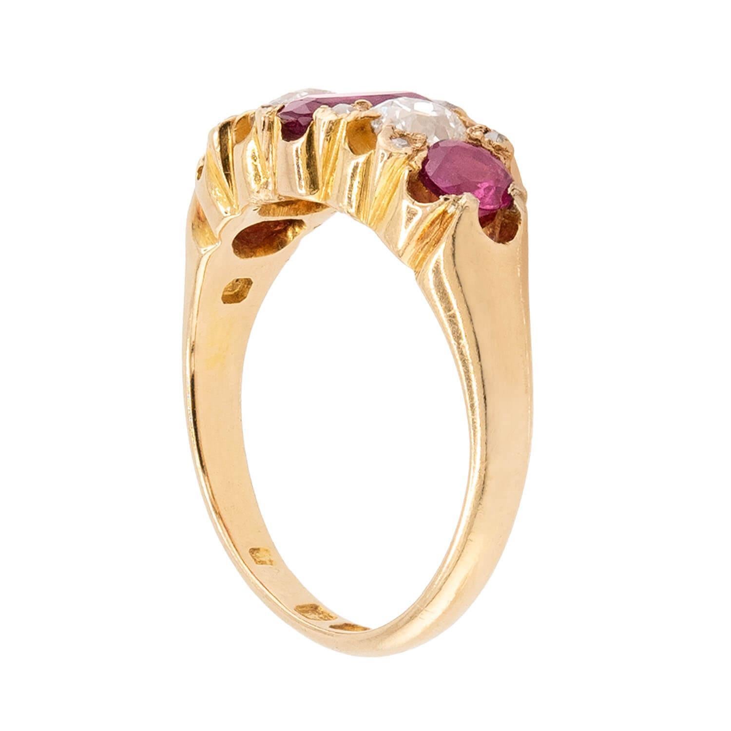 Vittoriano Anello inglese vittoriano con rubini e diamanti a 18 carati in vendita