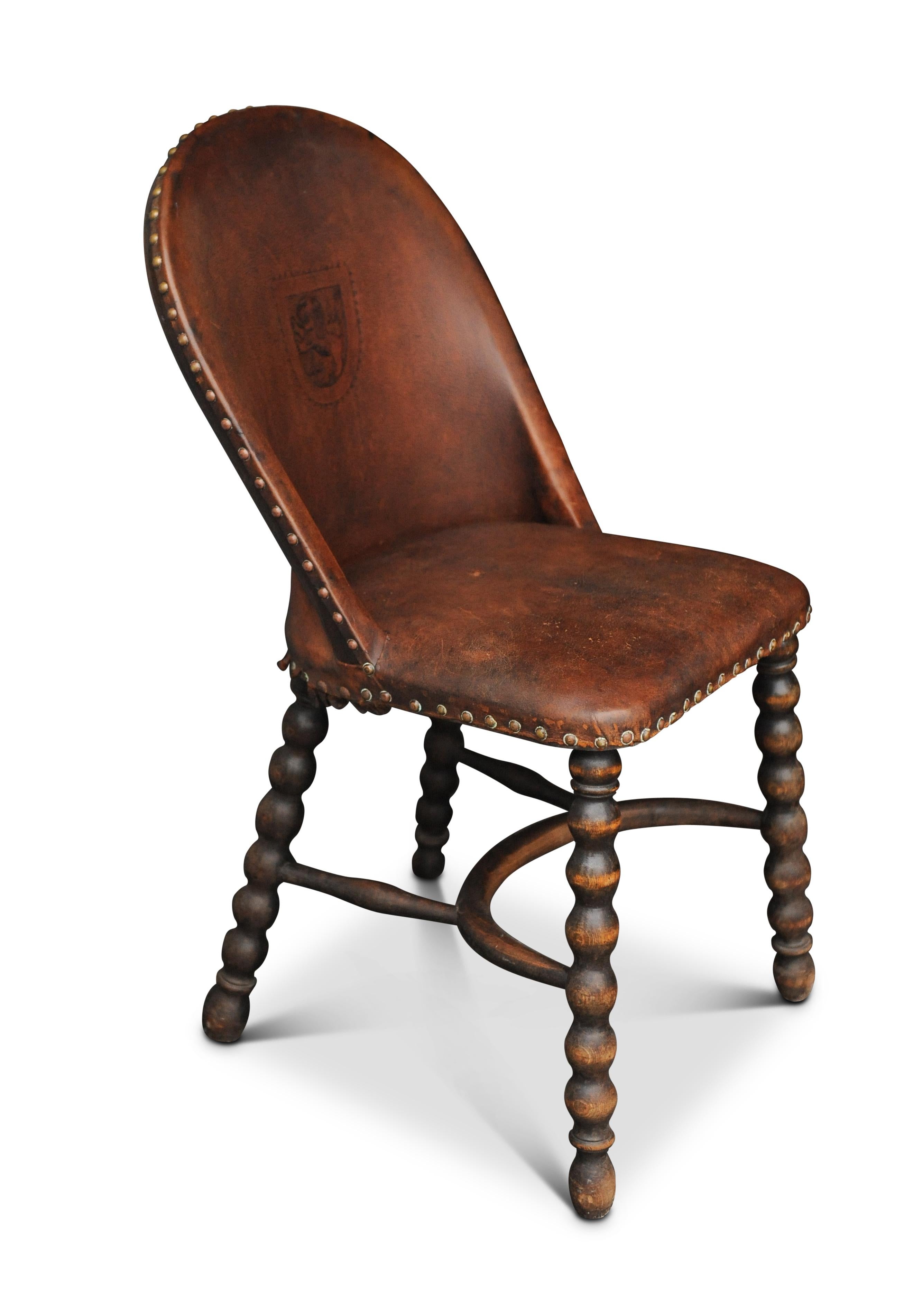 Victorien Chaise bobine anglaise victorienne ancienne en cuir avec décor de lion héraldique ouvragé en vente