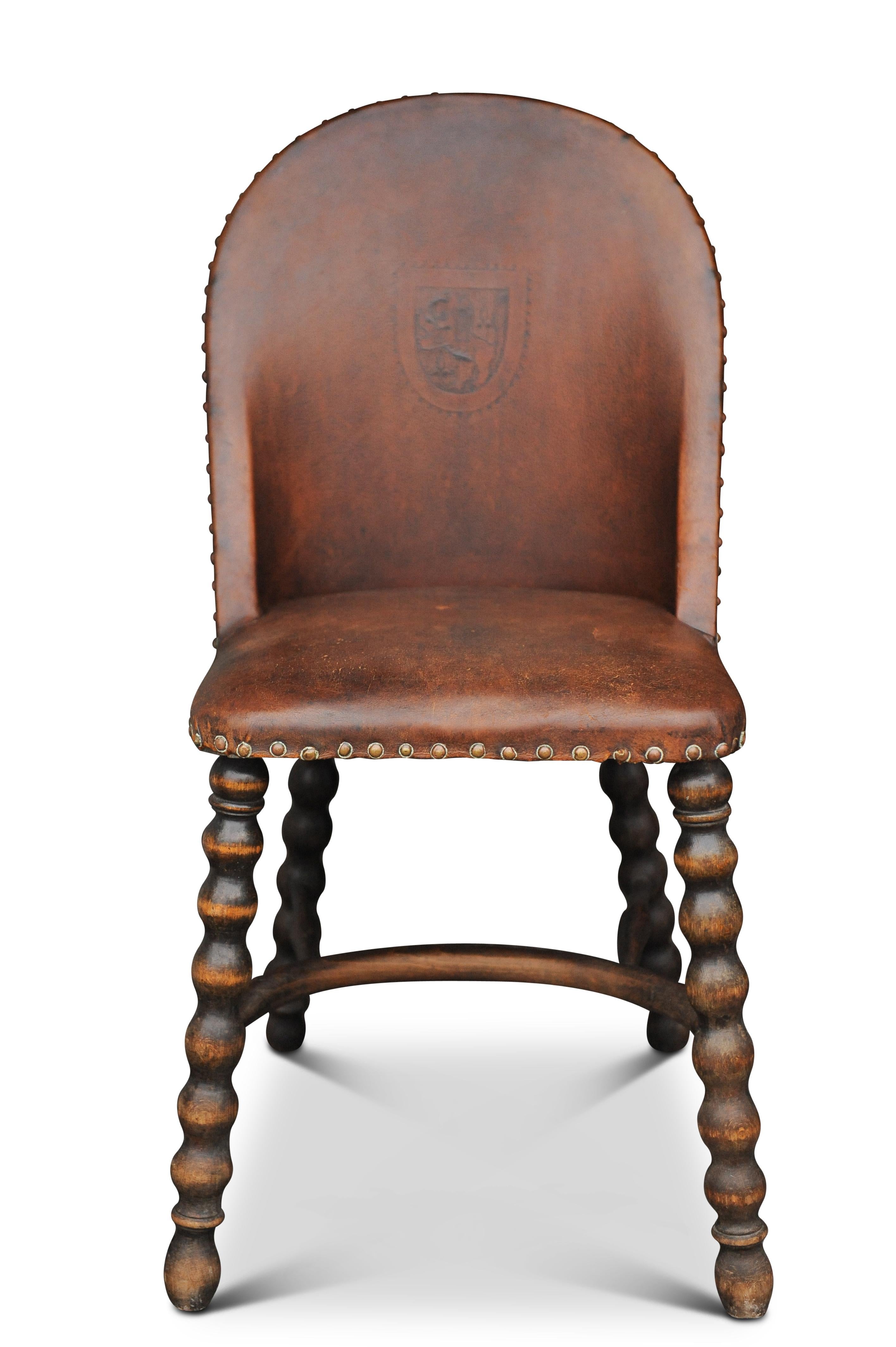 Britannique Chaise bobine anglaise victorienne ancienne en cuir avec décor de lion héraldique ouvragé en vente