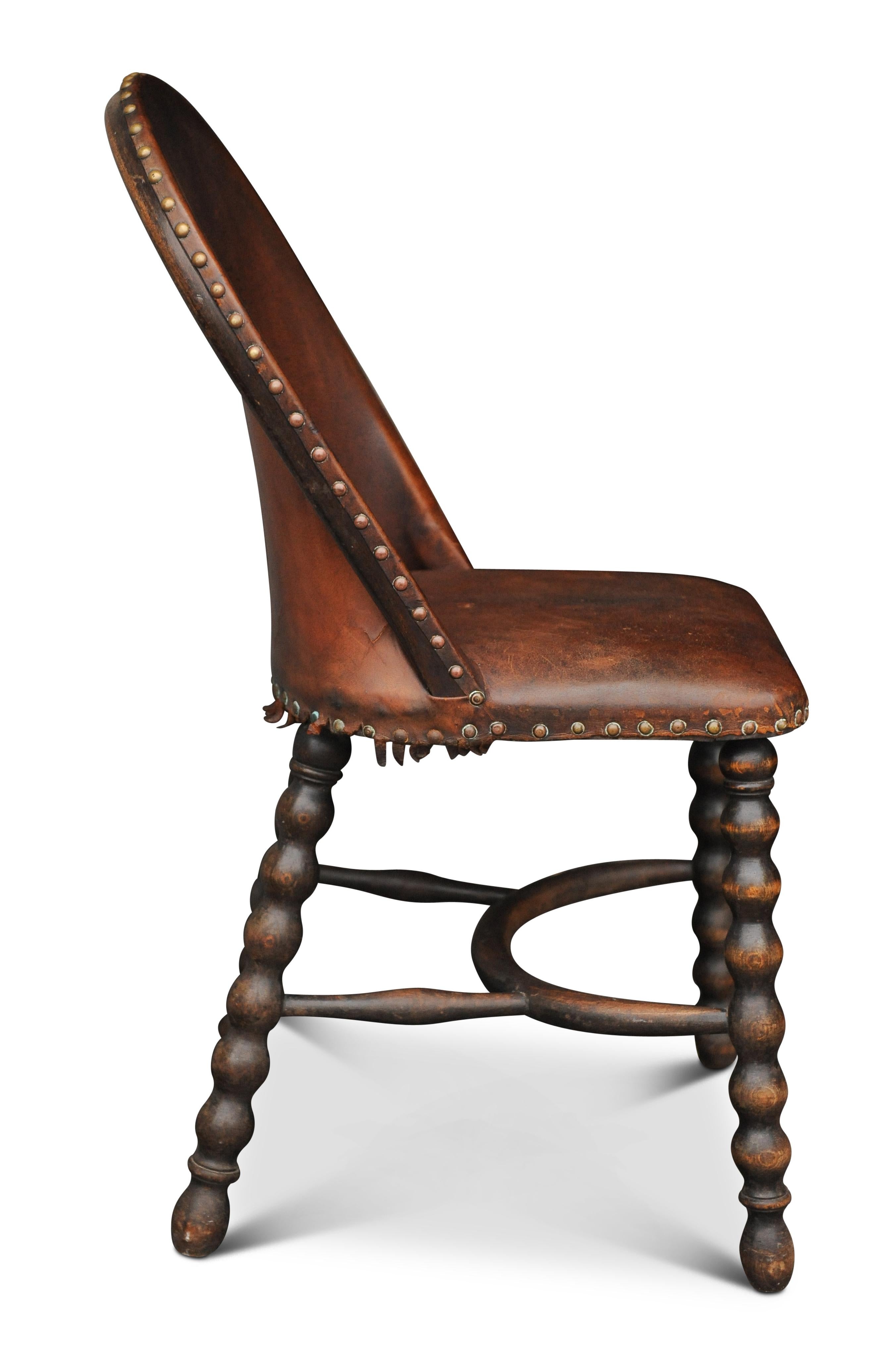 Fait main Chaise bobine anglaise victorienne ancienne en cuir avec décor de lion héraldique ouvragé en vente