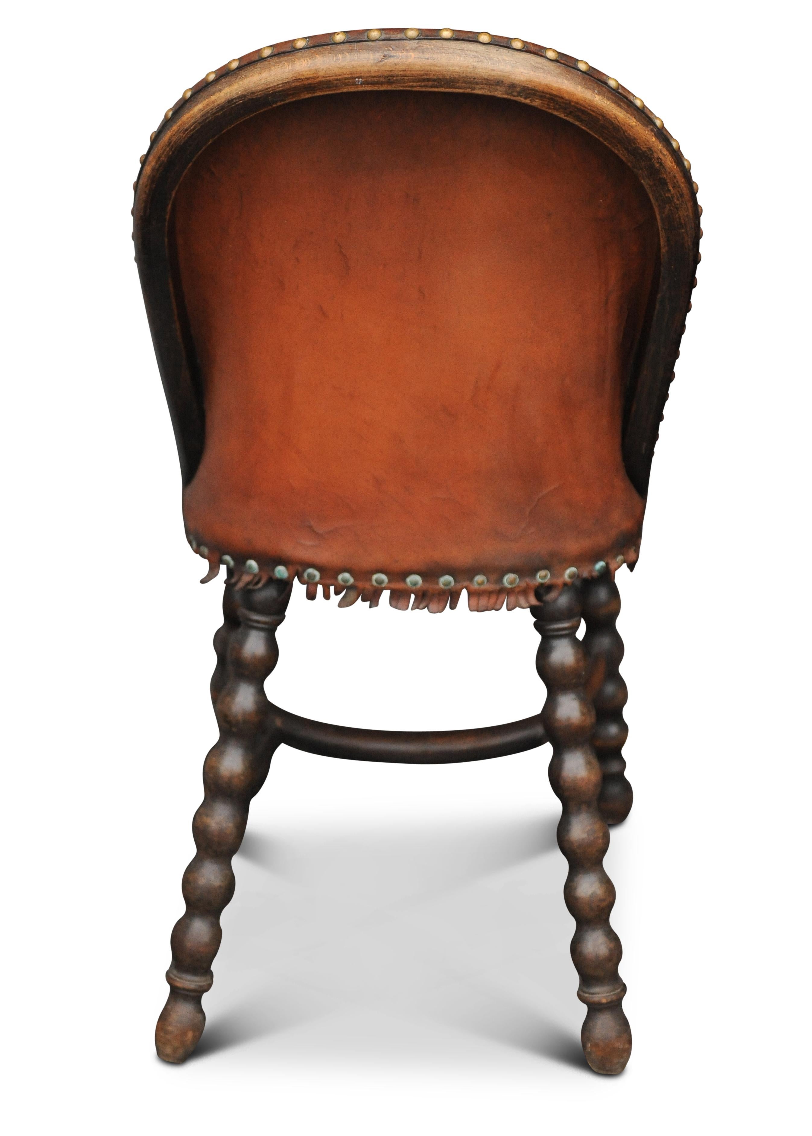 Chaise bobine anglaise victorienne ancienne en cuir avec décor de lion héraldique ouvragé Bon état - En vente à Reading, Berkshire
