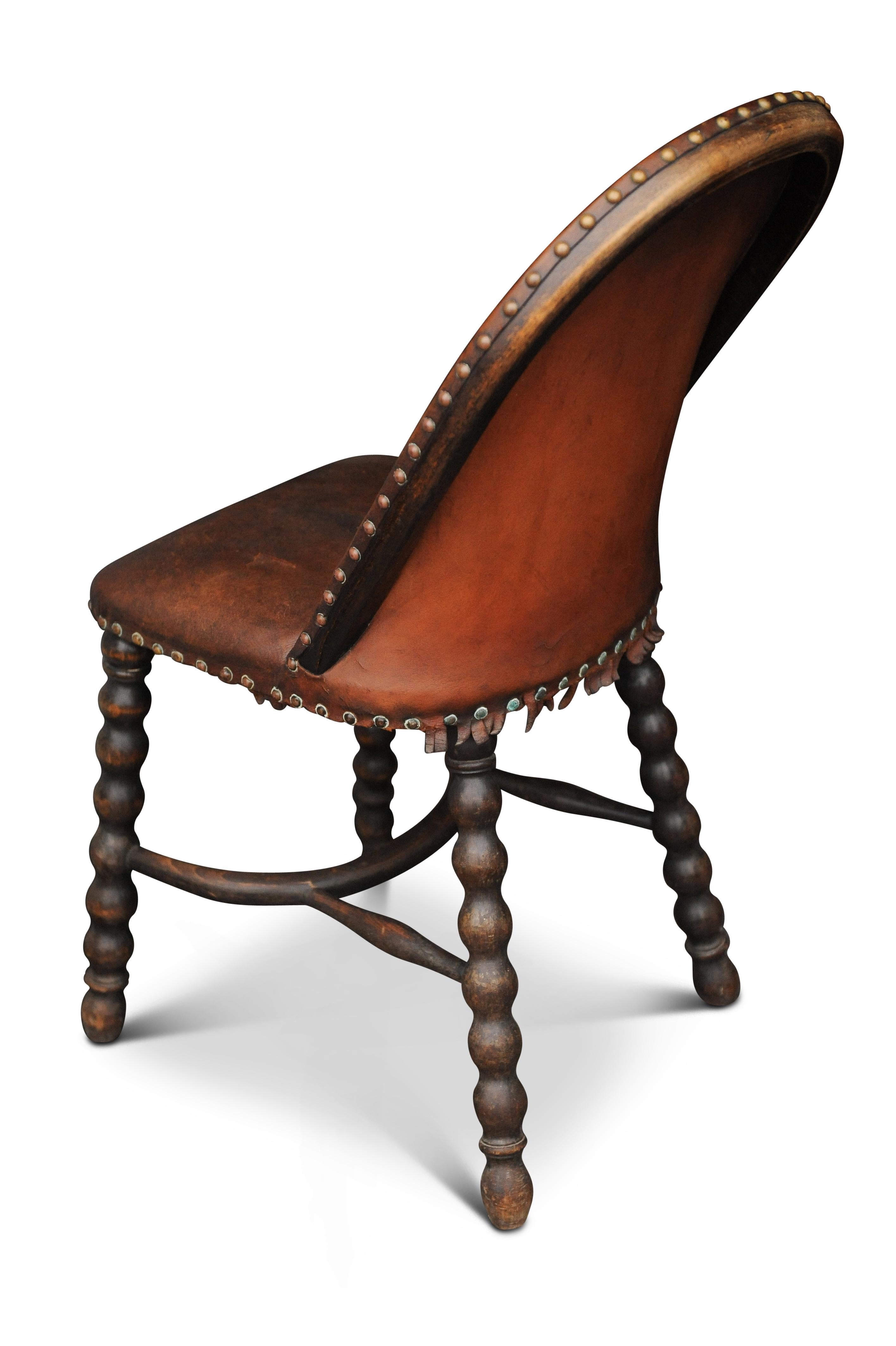 XIXe siècle Chaise bobine anglaise victorienne ancienne en cuir avec décor de lion héraldique ouvragé en vente