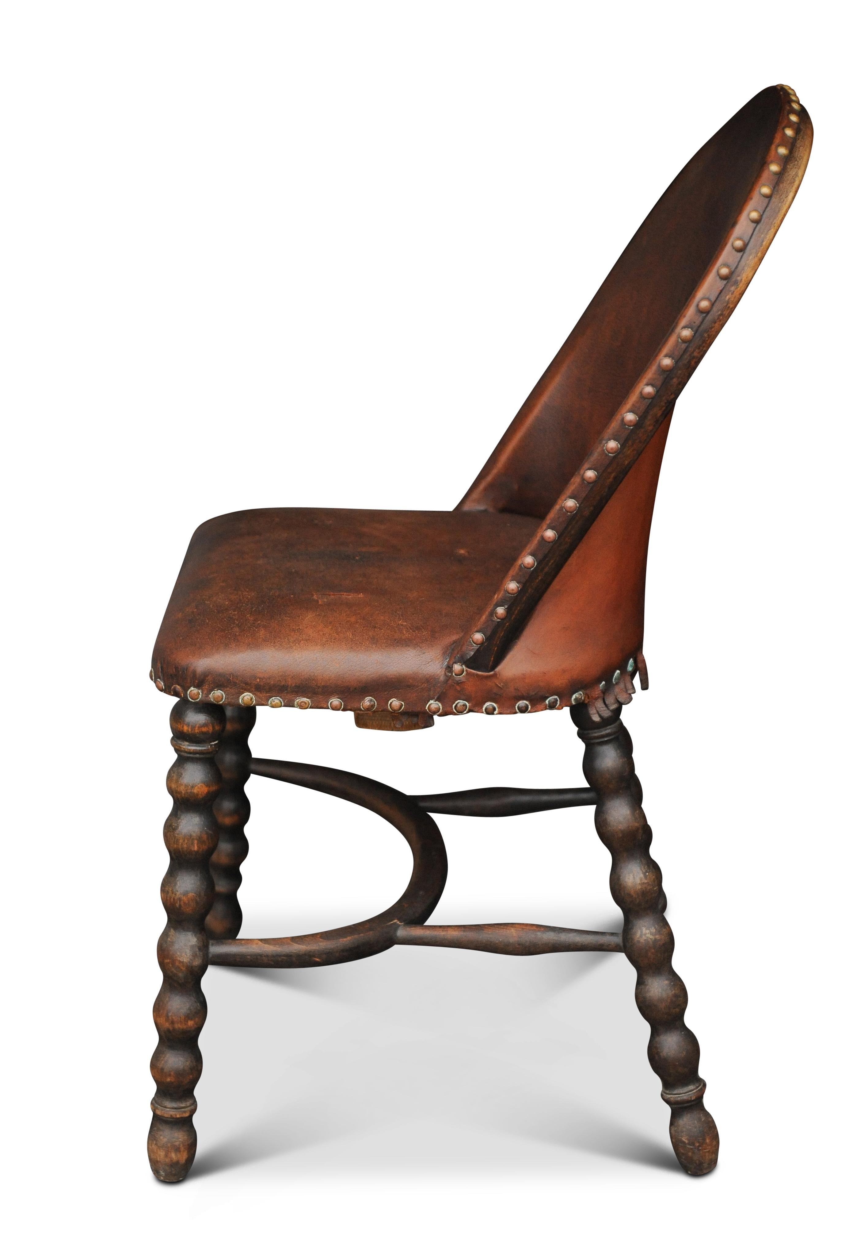Cuir Chaise bobine anglaise victorienne ancienne en cuir avec décor de lion héraldique ouvragé en vente
