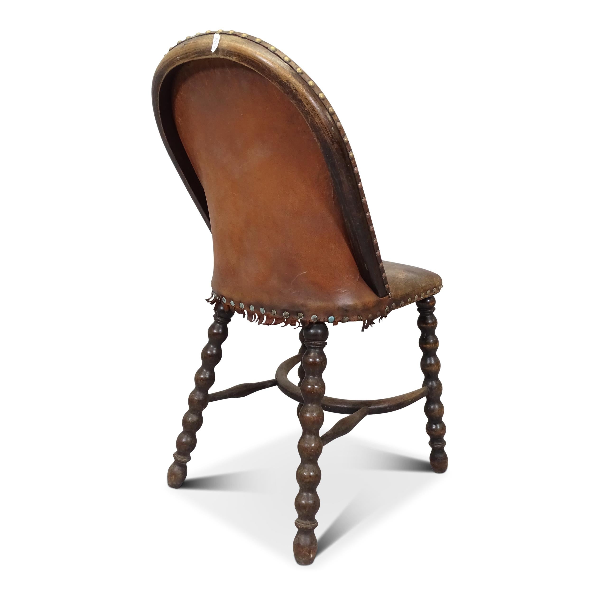 Chaise bobine anglaise victorienne ancienne en cuir avec décor de lion héraldique ouvragé en vente 1