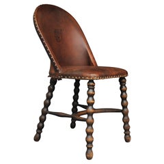 Chaise bobine anglaise victorienne ancienne en cuir avec décor de lion héraldique ouvragé
