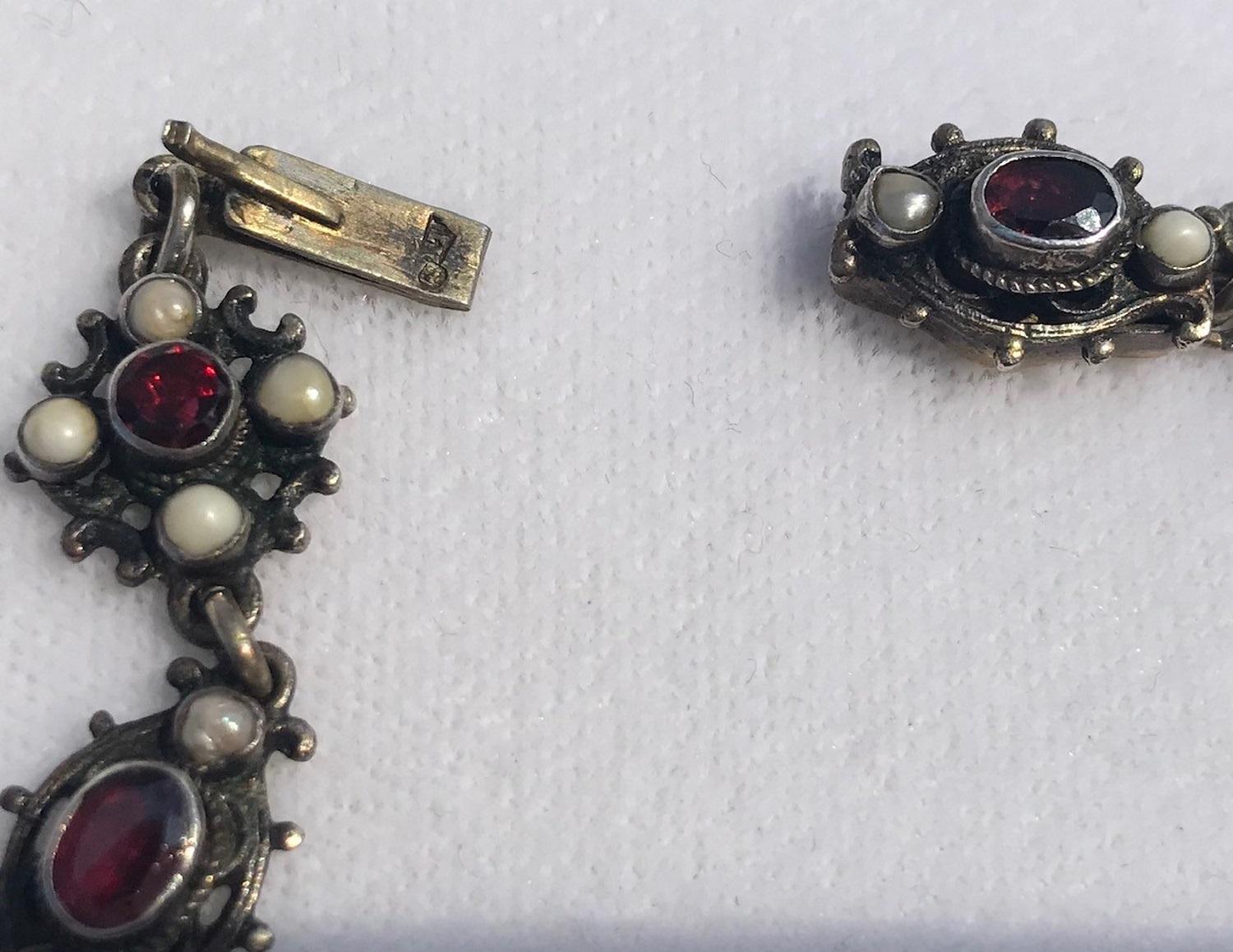 Collier bib anglais victorien en grenats avec accents de perles, vers 1870 en vente 7