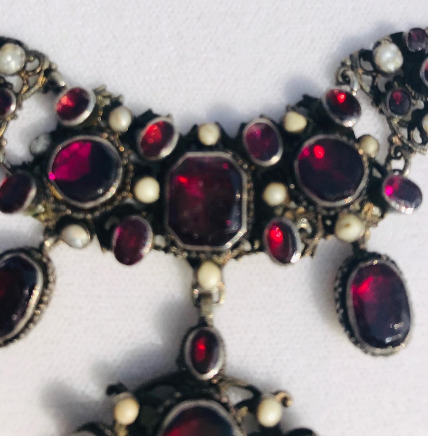 Victorian English Bib Necklace Garnets with Pearl Accents, circa 1870 In Good Condition For Sale In Vero Beach, FL