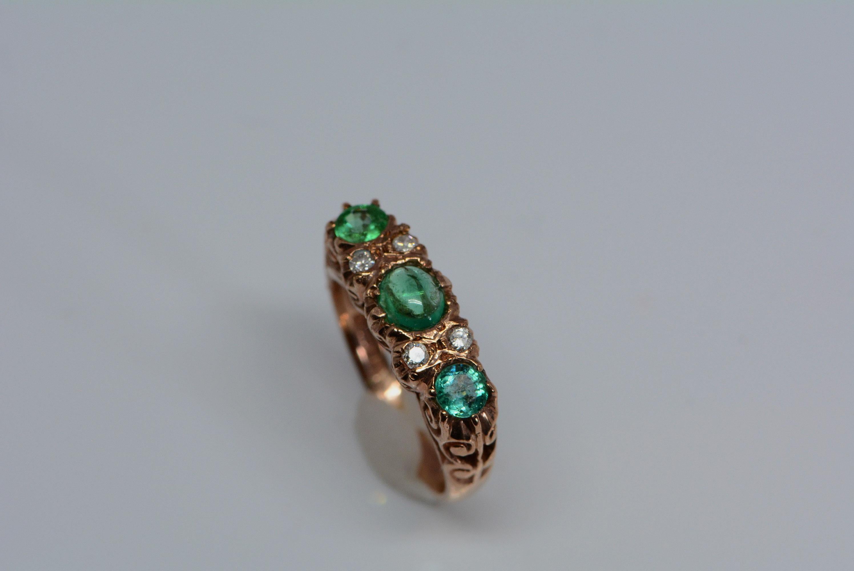 Victorian English Carved Half-Hoop Emerald And Diamond Ring 9 Karat Rose Gold In Excellent Condition For Sale In Aurora, Ontario