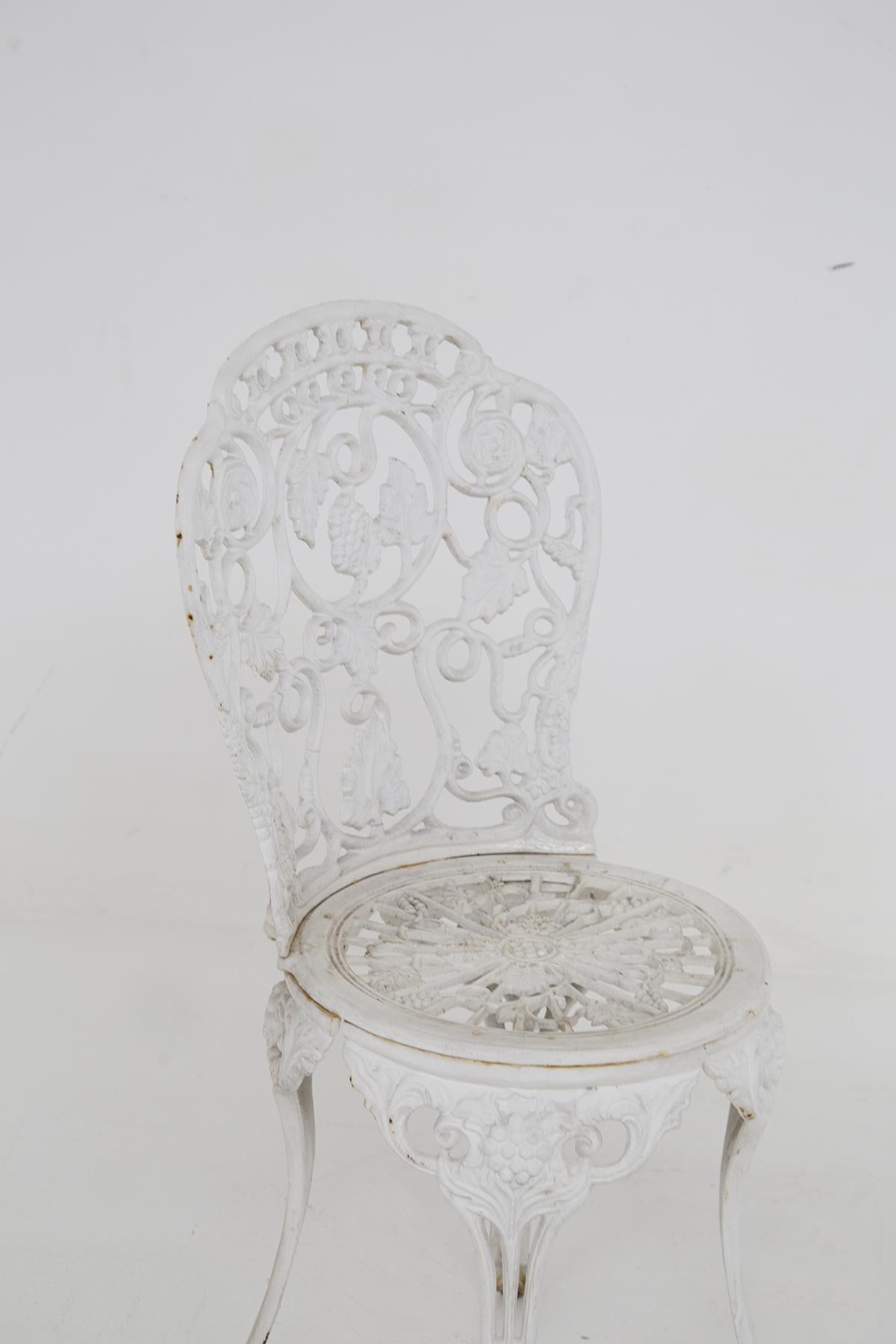 Viktorianische englische gusseiserne Stühle und Original-Stühle (Spätes 19. Jahrhundert) im Angebot