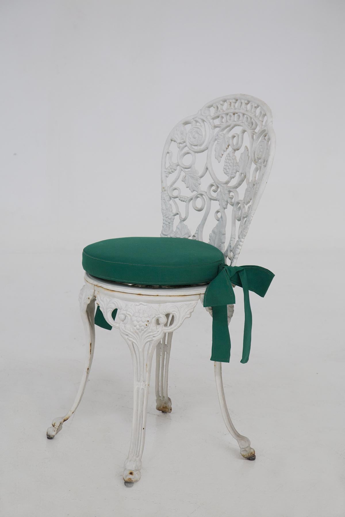 Viktorianische englische gusseiserne Stühle und Original-Stühle (Baumwolle) im Angebot