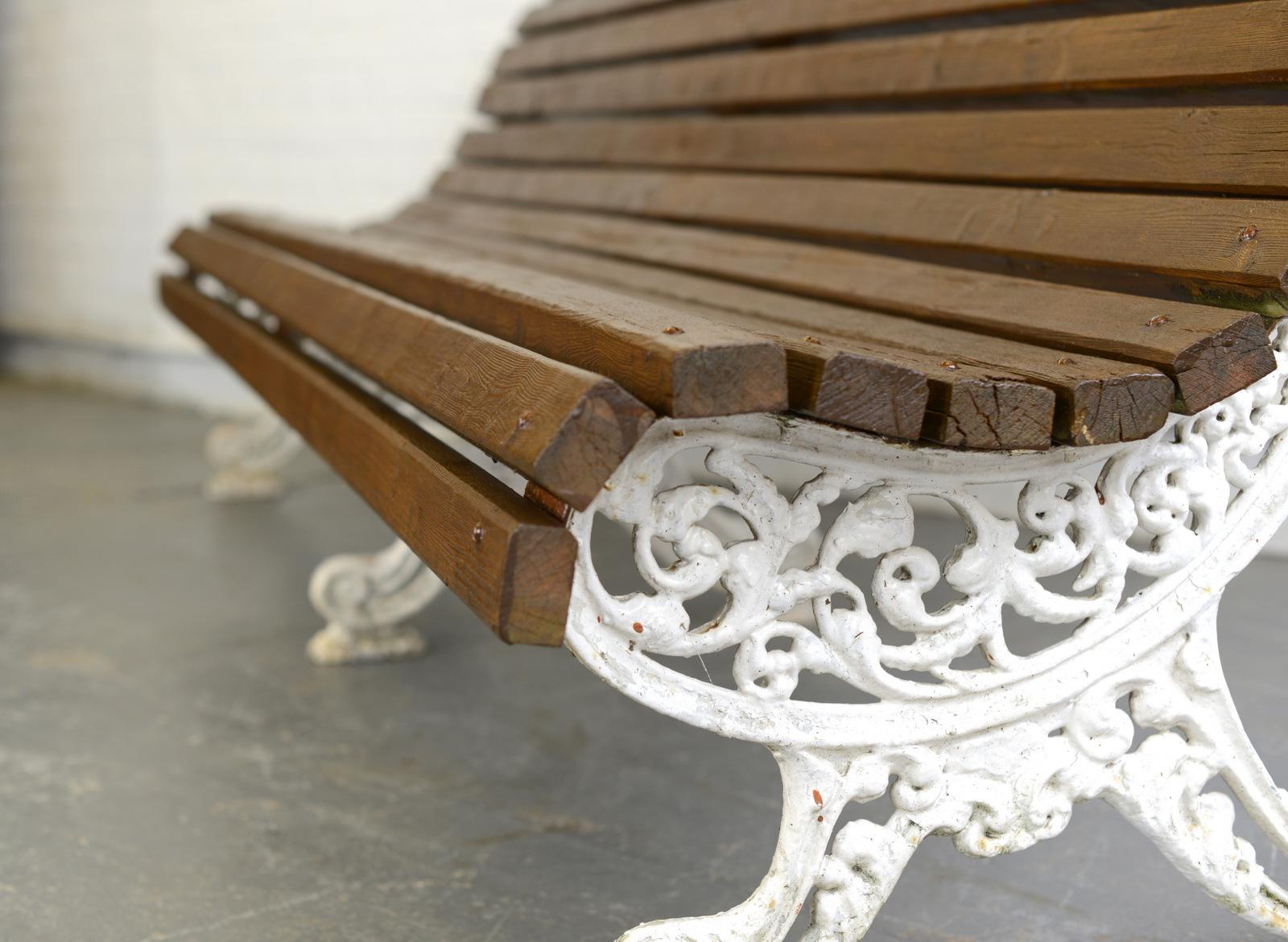 Victorian English Country House bench, circa 1860s

 3 ornate cast iron legs
- Wooden slats
- English ~ 1860s
- 245 cm long x 91 cm deep x 84 cm tall
- 48cm from floor to seat

Condition report

The slats have been treated and given a coat