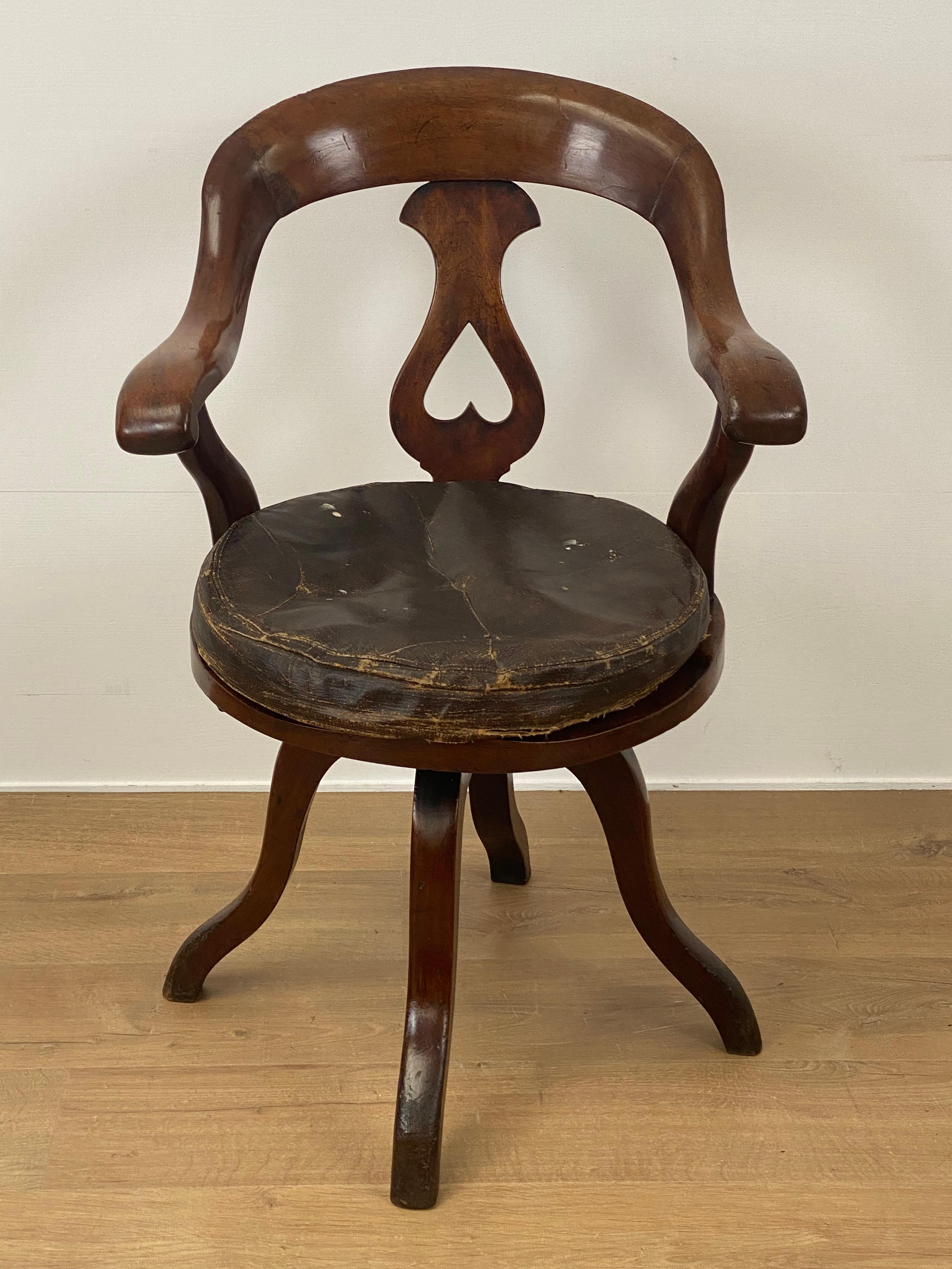 Elegant Victorian, English Desk Chair from around 1850,
the Oak and Mahogany Wood have a beautiful Shine and Wear,
based and 4 elegant feet and rotating, very fine arms and back of the chair,
powerful seating chair