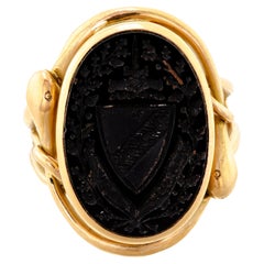 Anillo victoriano inglés de sello con cresta calcográfica y serpiente de oro de 15 quilates