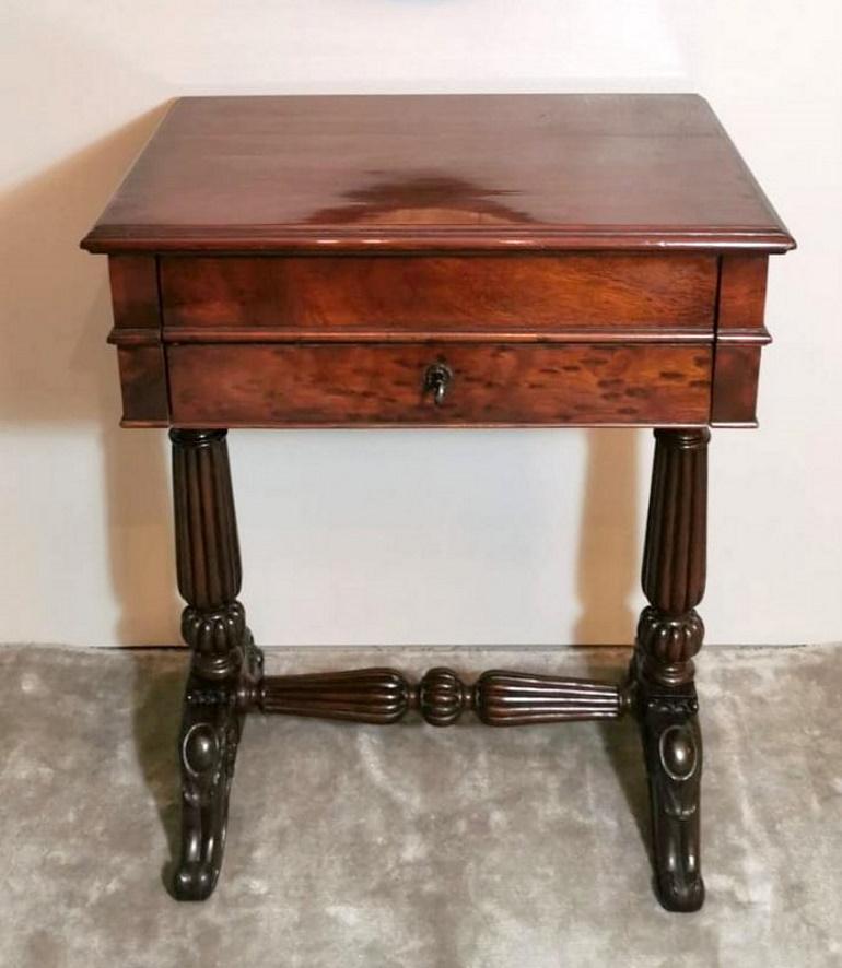 We kindly suggest you read the whole description, because with it we try to give you detailed technical and historical information to guarantee the authenticity of our objects.
Dressing table in fine walnut-feather; the vanity table is finished on