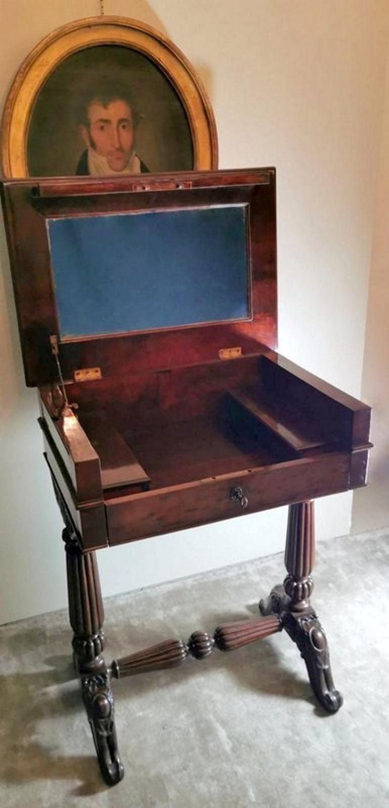 Early Victorian Victorian English Walnut-Feather Dressing Table with Mirror and Drawers For Sale