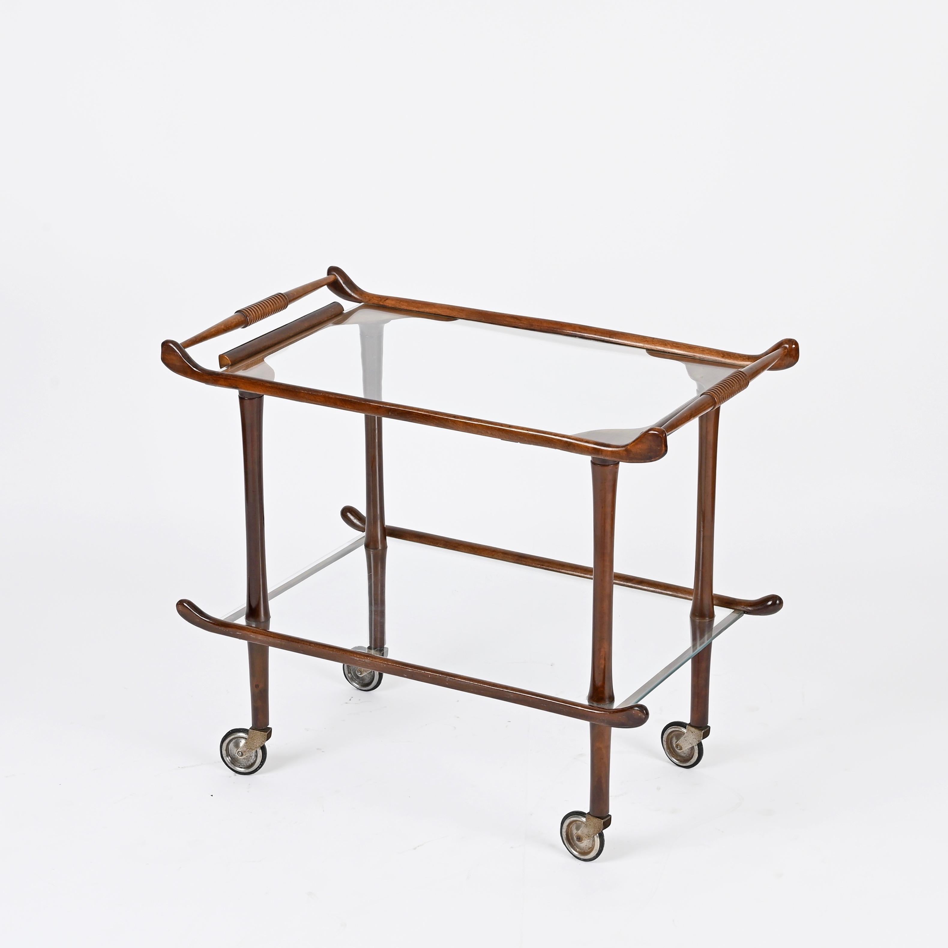 Spectacular and unique Victorian serving bar trolley, dating to the early 1900s (circa 1900–1910), of English origin.

Fully original and beautifully preserved. The trolley features an elegant and well-balanced solid mahogany structure,