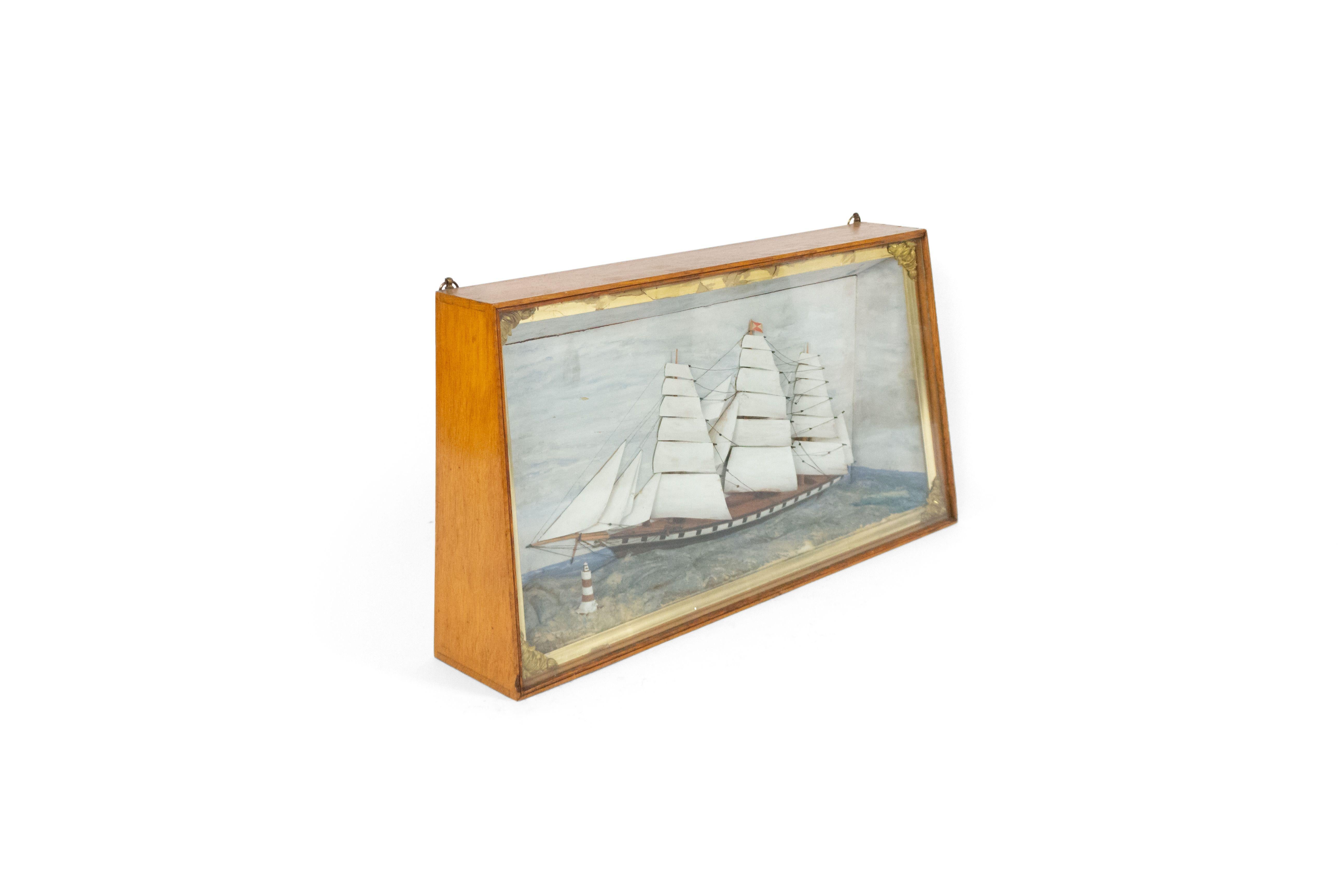 Diorama victorien de style campagne anglaise dans une caisse en chêne représentant un bateau à voile/vapeur avec un petit phare.
 