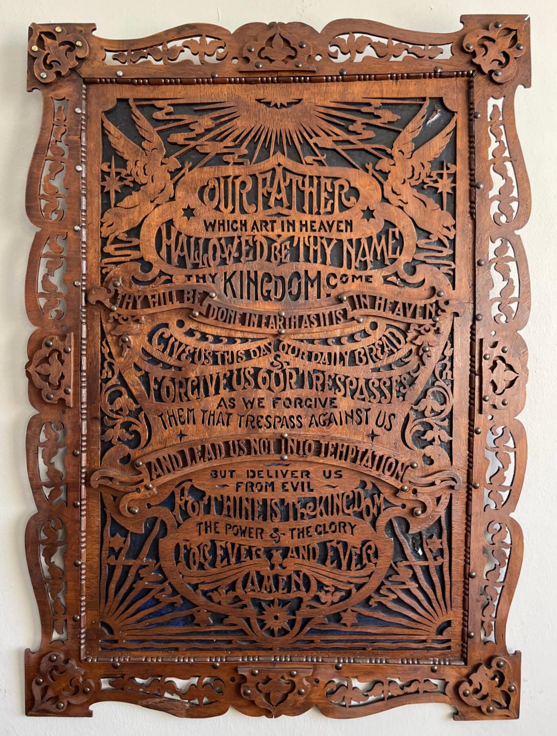 Ein wunderschönes Exemplar des Vaterunsers in Eichenholz-Laubsägearbeit in einem Laubsägerahmen aus den 1880er Jahren, das ursprünglich die Wände einer englischen Kirche schmückte. Dieses aufwendig von Hand geschnitzte Kunstwerk befindet sich im