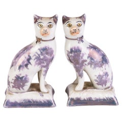 Paire de chats en poterie polychrome Staffordshire du 19ème siècle de style victorien anglais
