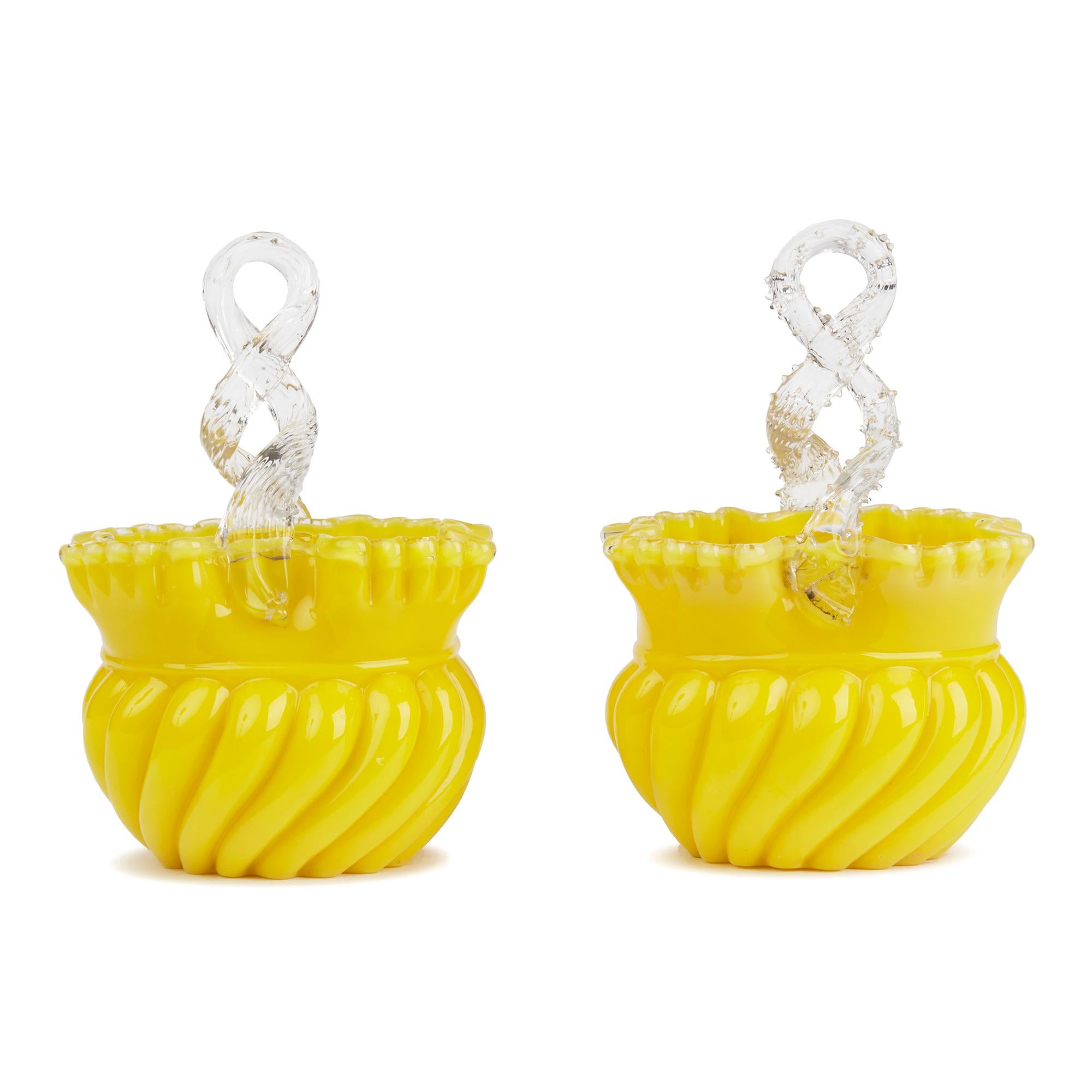 Pareja inglesa victoriana de cestas con ramillete de asas de vidrio amarillo en Bueno estado para la venta en Bishop's Stortford, Hertfordshire