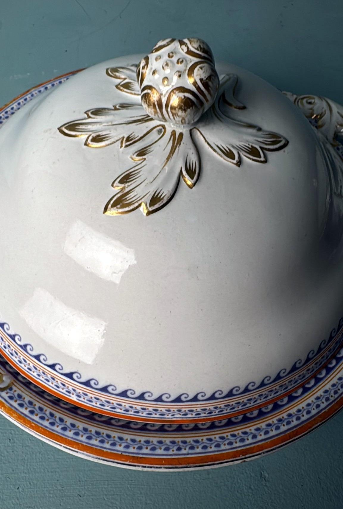 Victorian English Porcelain Tureens Pair Transferware Decoration And Gilt Accent For Sale 4