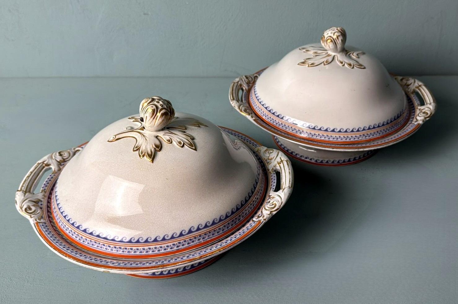 We kindly invite you to read the full description, as we strive to provide detailed technical and historical information to ensure the authenticity of our pieces.
Elegant and refined pair of round English porcelain tureens with lids, crafted in the