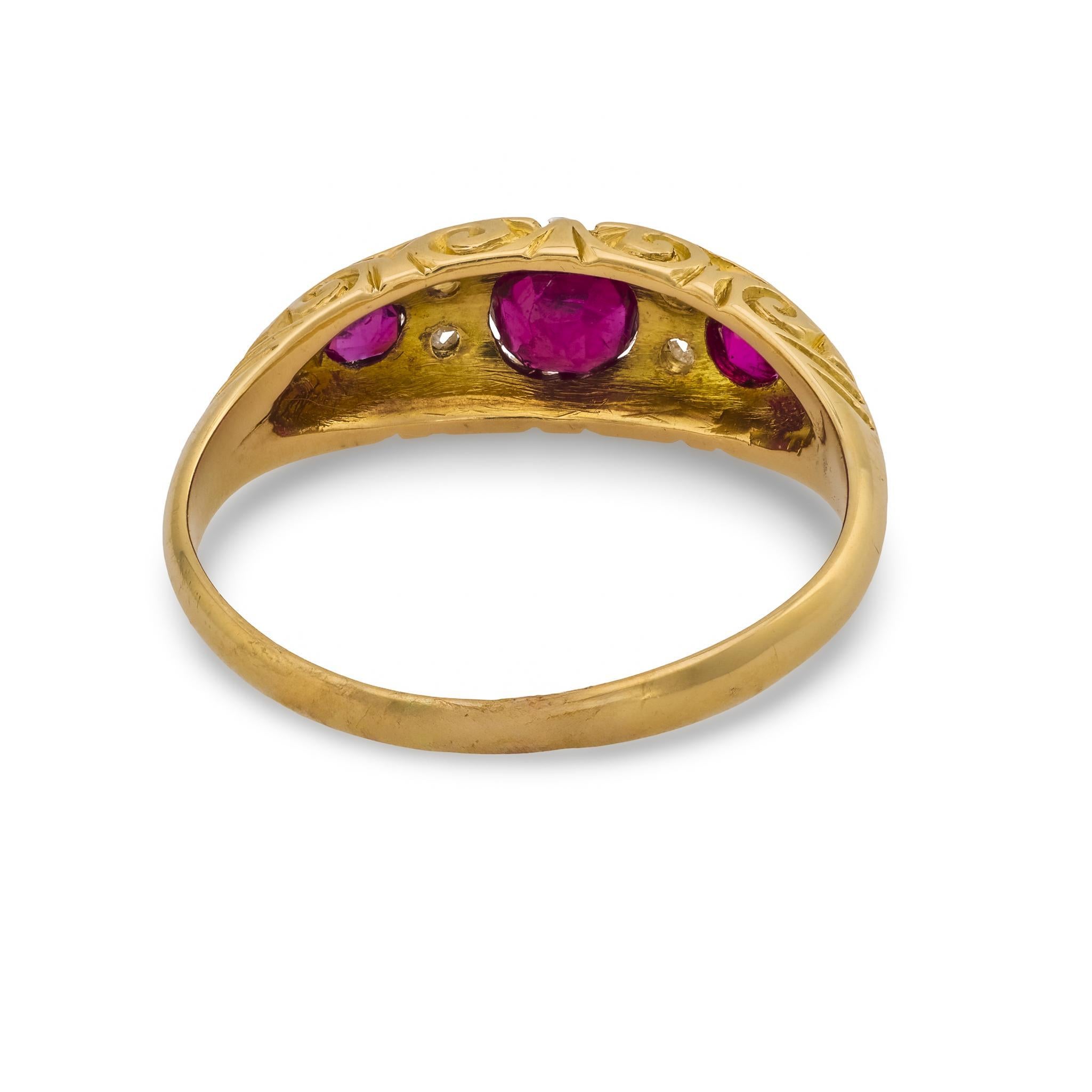 Victorien Bague anglaise victorienne en or jaune 18k avec rubis et diamants en vente