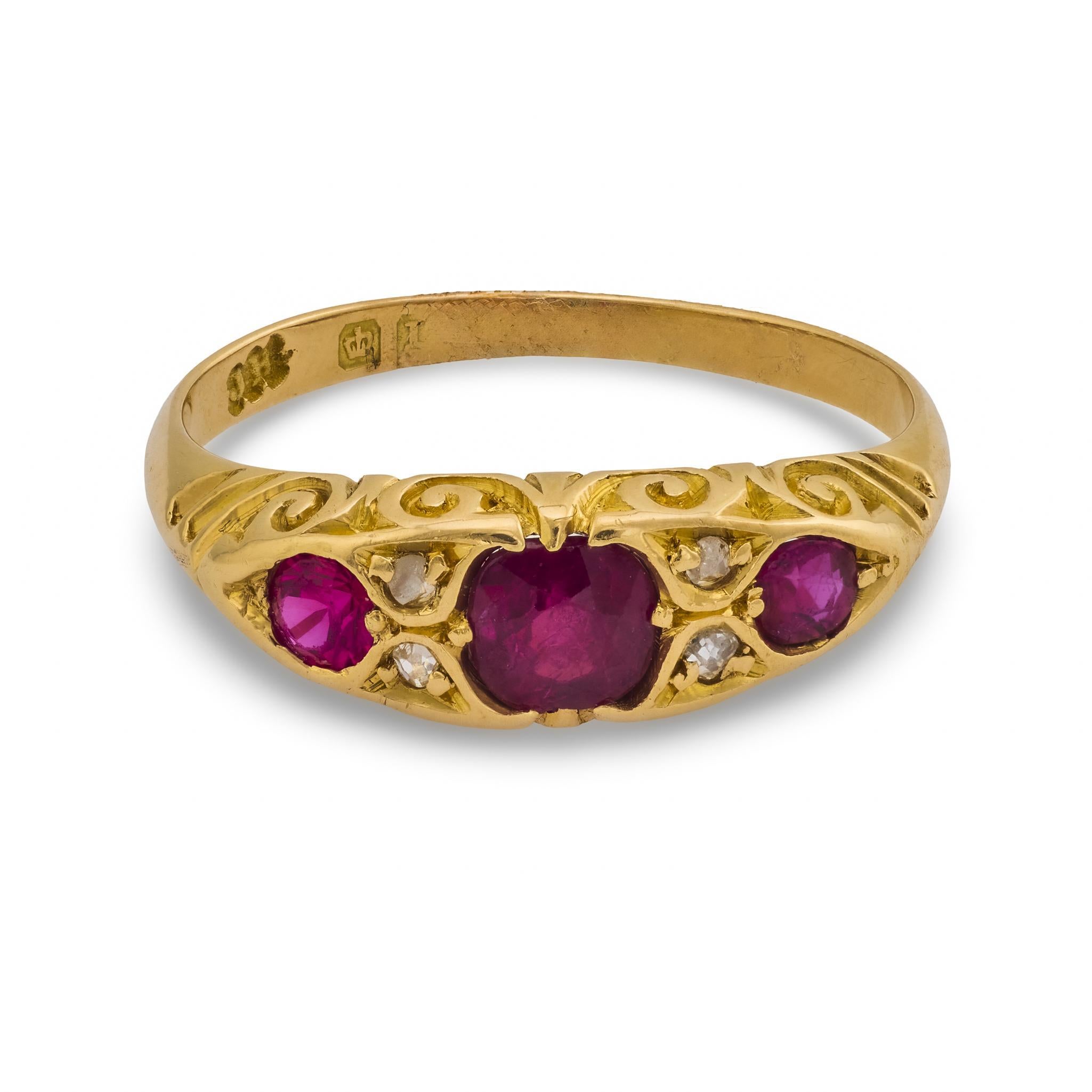 Taille coussin Bague anglaise victorienne en or jaune 18k avec rubis et diamants en vente