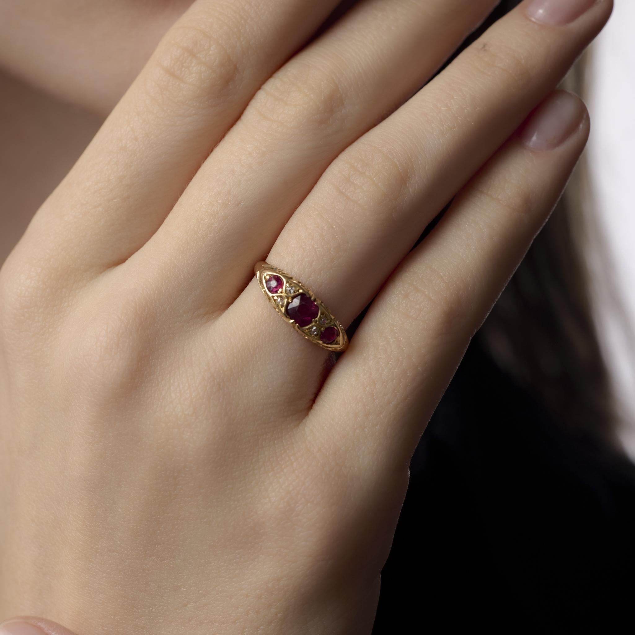 Bague anglaise victorienne en or jaune 18k avec rubis et diamants Pour femmes en vente