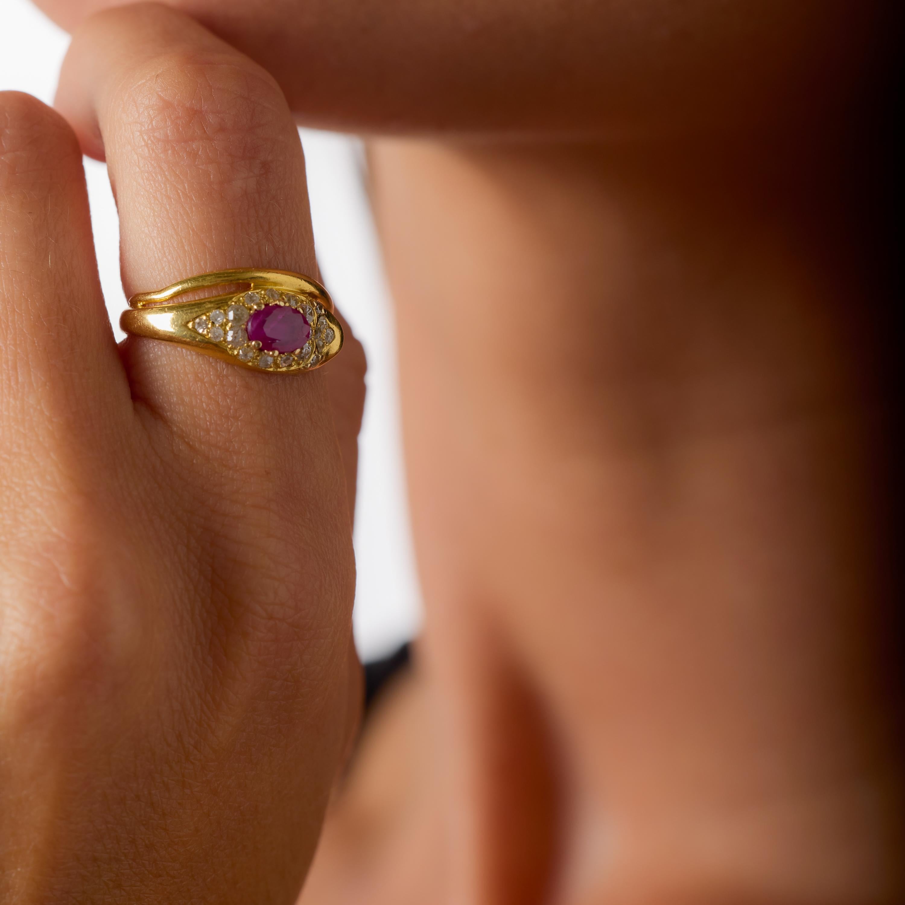 Dieser außergewöhnliche viktorianische Schlangenring steht für die Mystik, die Symbolik und die Handwerkskunst, die den englischen Schmuck des späten 19. Jahrhunderts prägten. Sein Herzstück ist ein leuchtender ovaler Rubin von etwa 0,45 Karat,