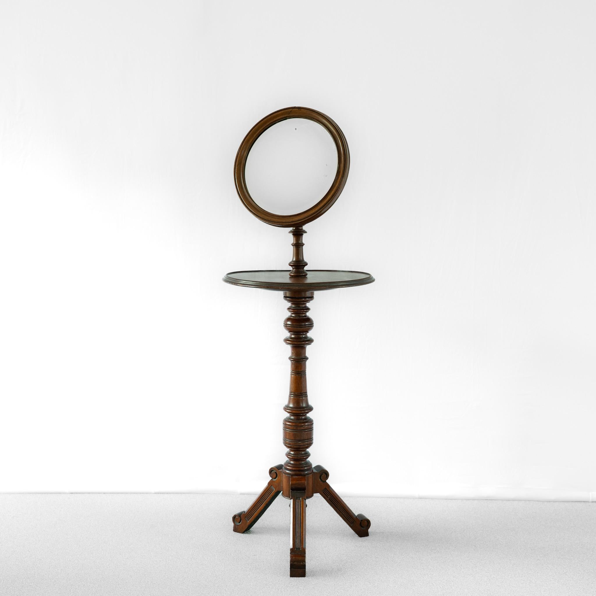 Support de rasage victorien en acajou, pieds sculptés de qualité et plaque de miroir d'origine
Hauteur réglable comme indiqué dans les mesures ci-dessous 
Angleterre, vers 1880
Hauteur - 136 cm - 147 cm
Diamètre de la table - 45,5 cm

Veuillez