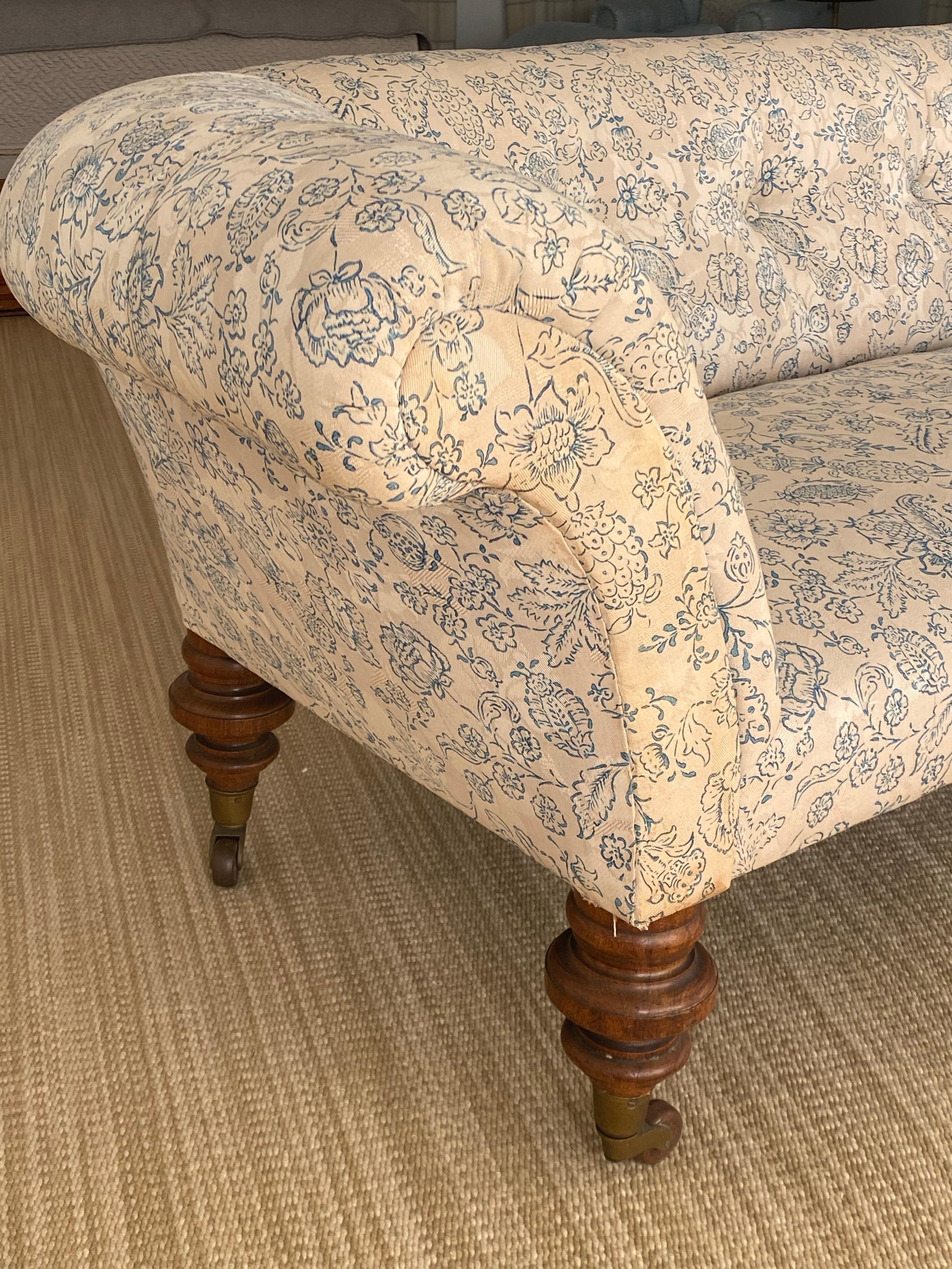 Canapé anglais victorien avec tapisserie florale, fin du 19ème siècle en vente 3