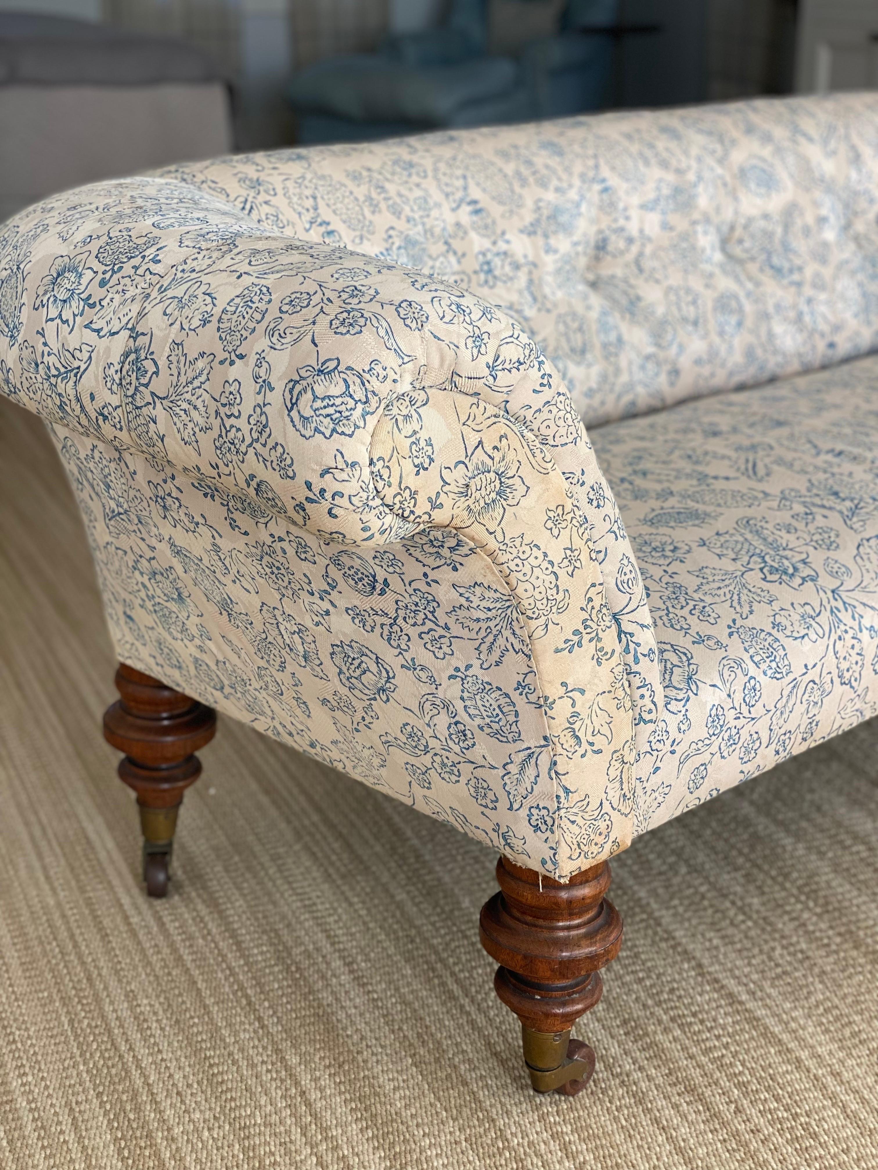 Canapé anglais victorien avec tapisserie florale, fin du 19ème siècle en vente 4