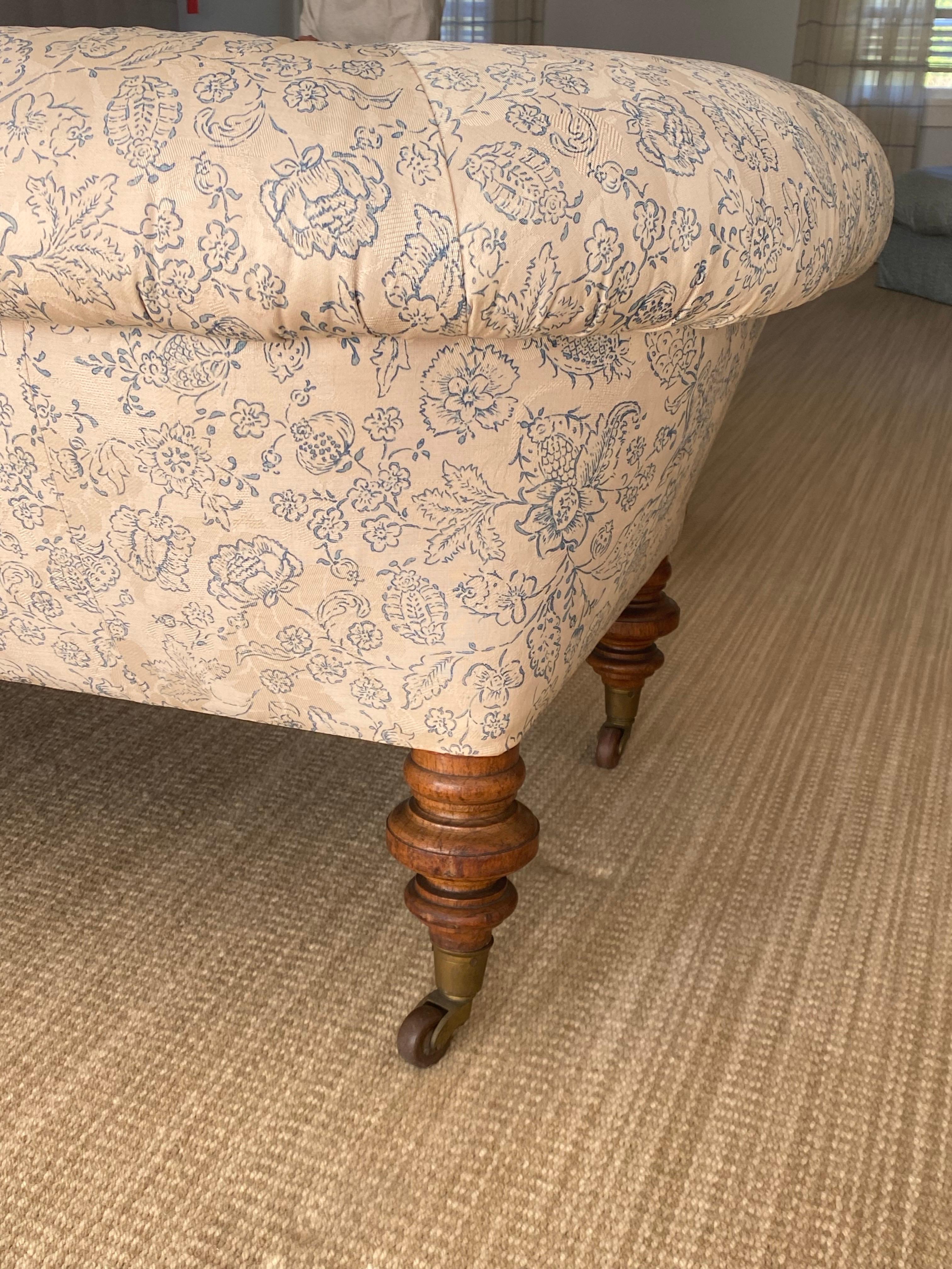 Canapé anglais victorien avec tapisserie florale, fin du 19ème siècle en vente 7