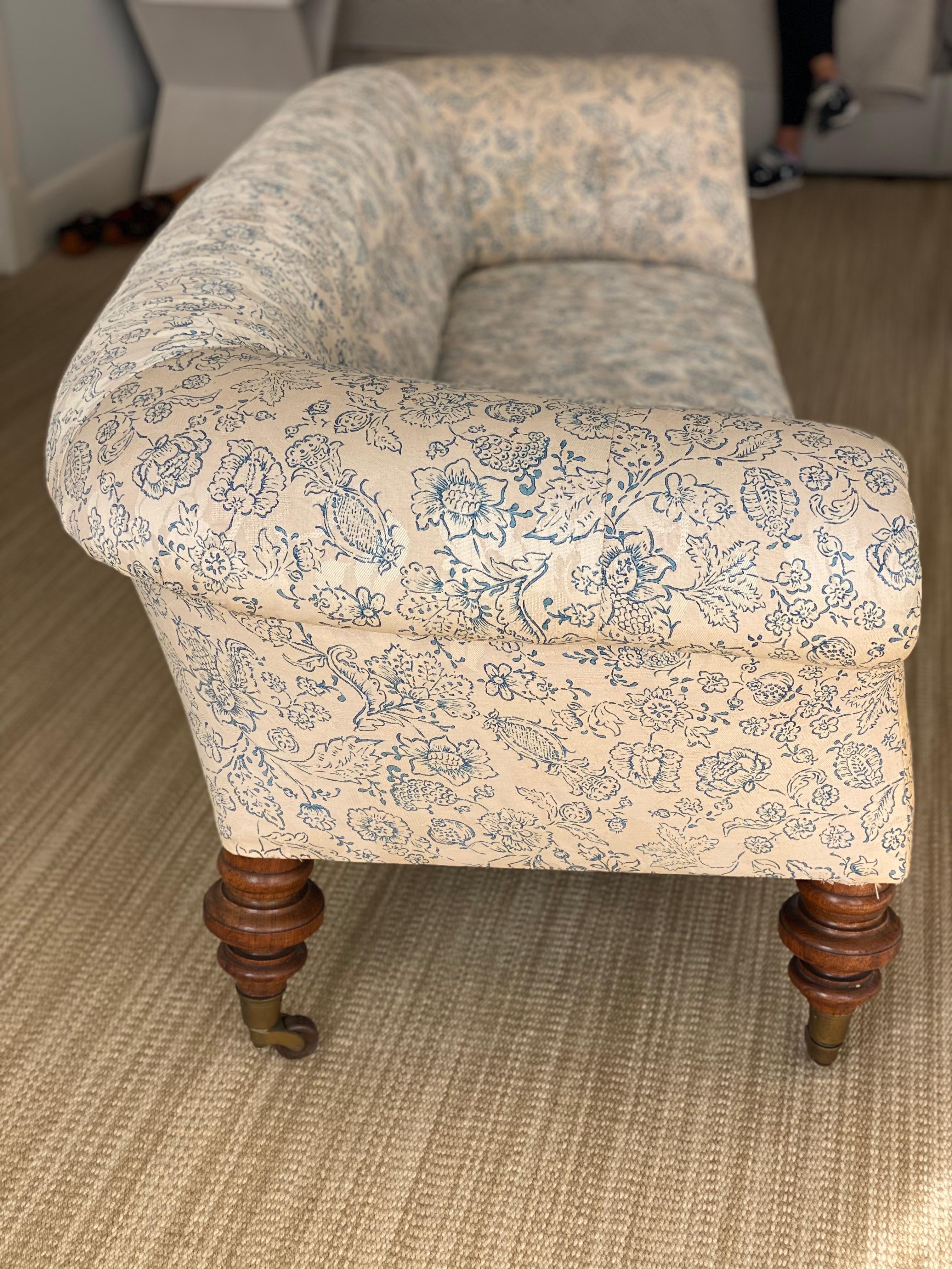 Canapé anglais victorien avec tapisserie florale, fin du 19ème siècle en vente 10