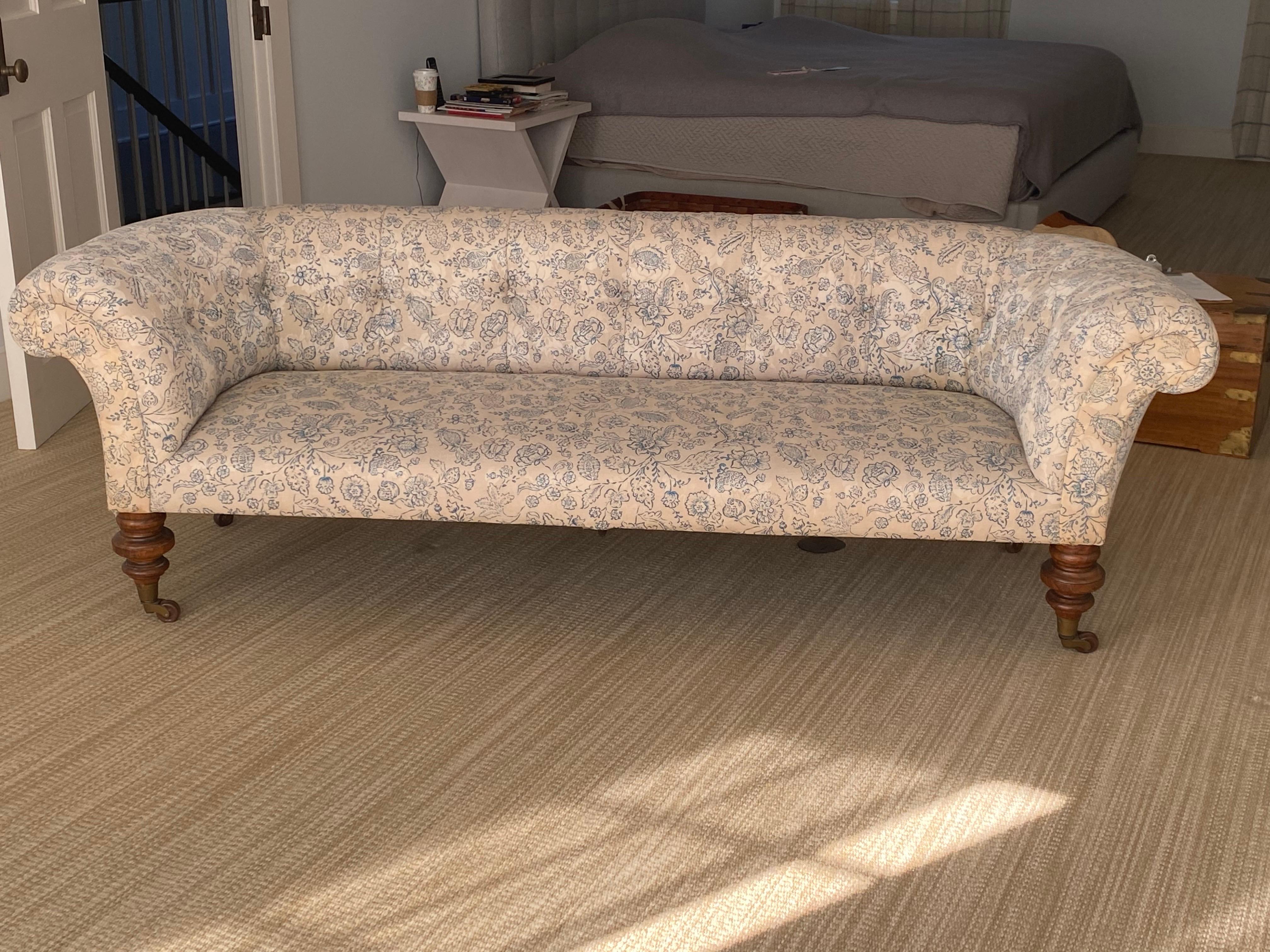 Canapé anglais victorien avec tapisserie florale
Ce canapé anglais victorien présente une silhouette classique avec d'élégants accoudoirs roulés et une tapisserie florale aux superbes motifs. La pièce repose sur des pieds bulbeux en bois tourné avec