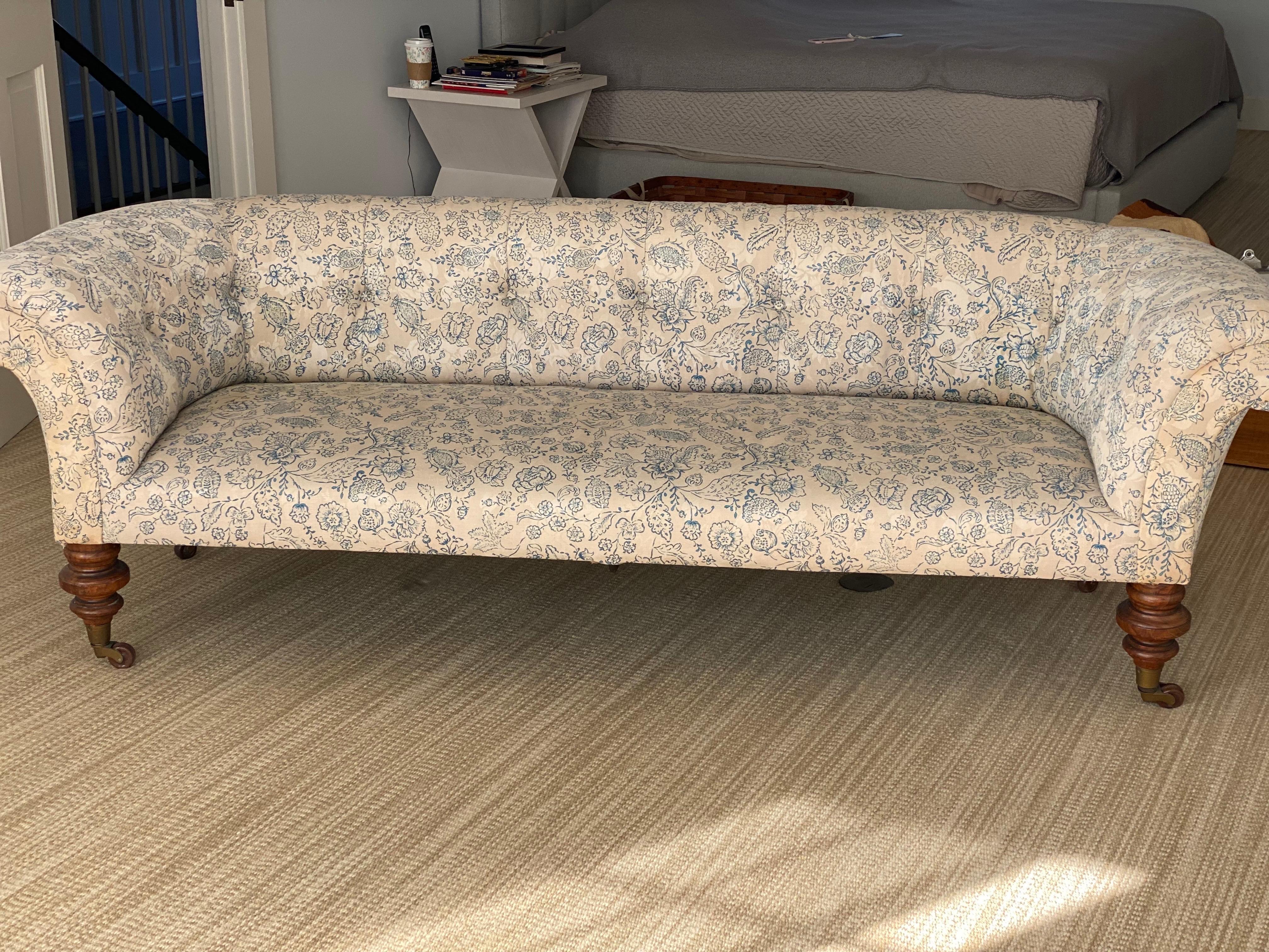 Canapé anglais victorien avec tapisserie florale, fin du 19ème siècle Bon état - En vente à Southampton, NY