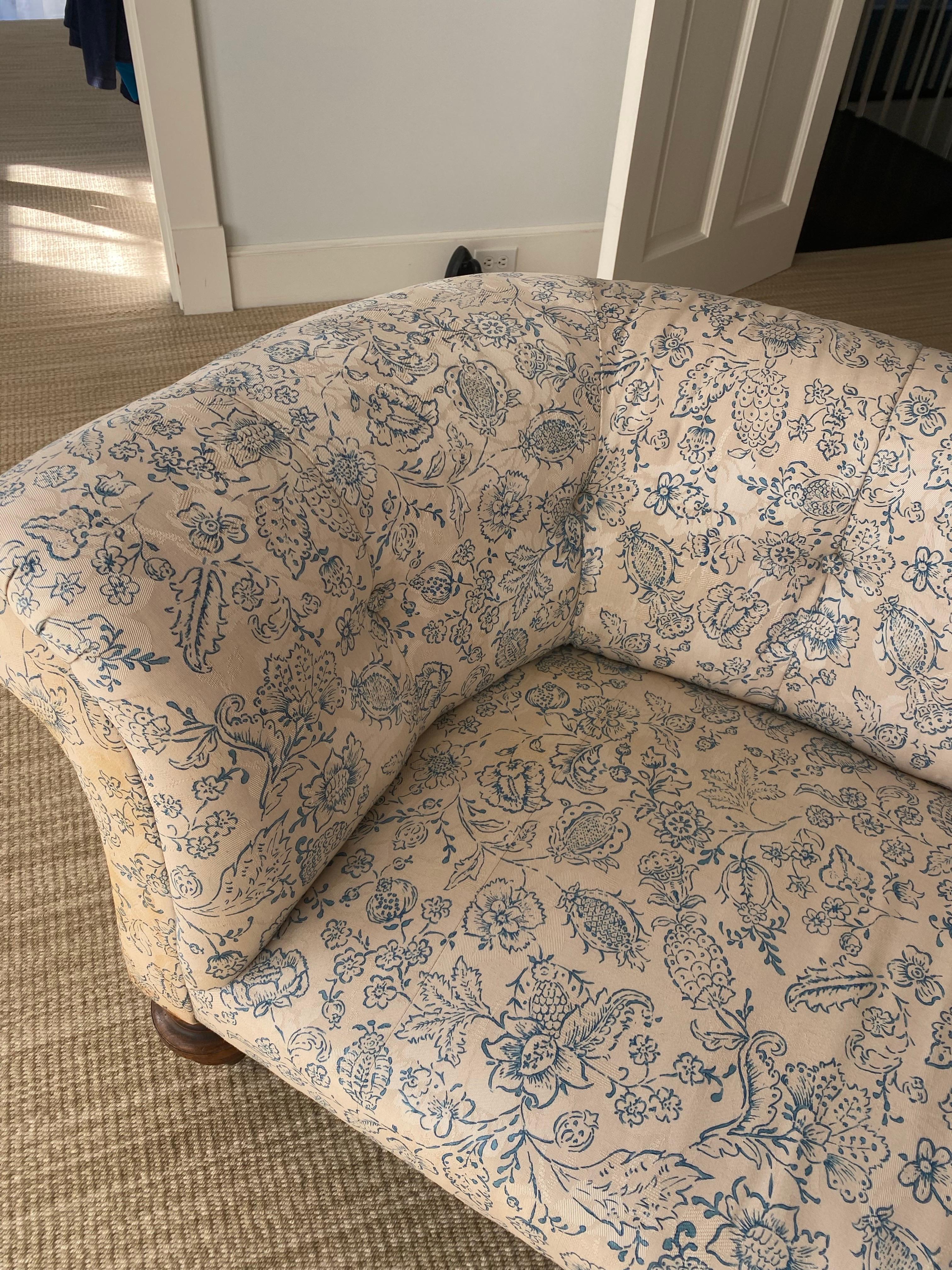 XIXe siècle Canapé anglais victorien avec tapisserie florale, fin du 19ème siècle en vente
