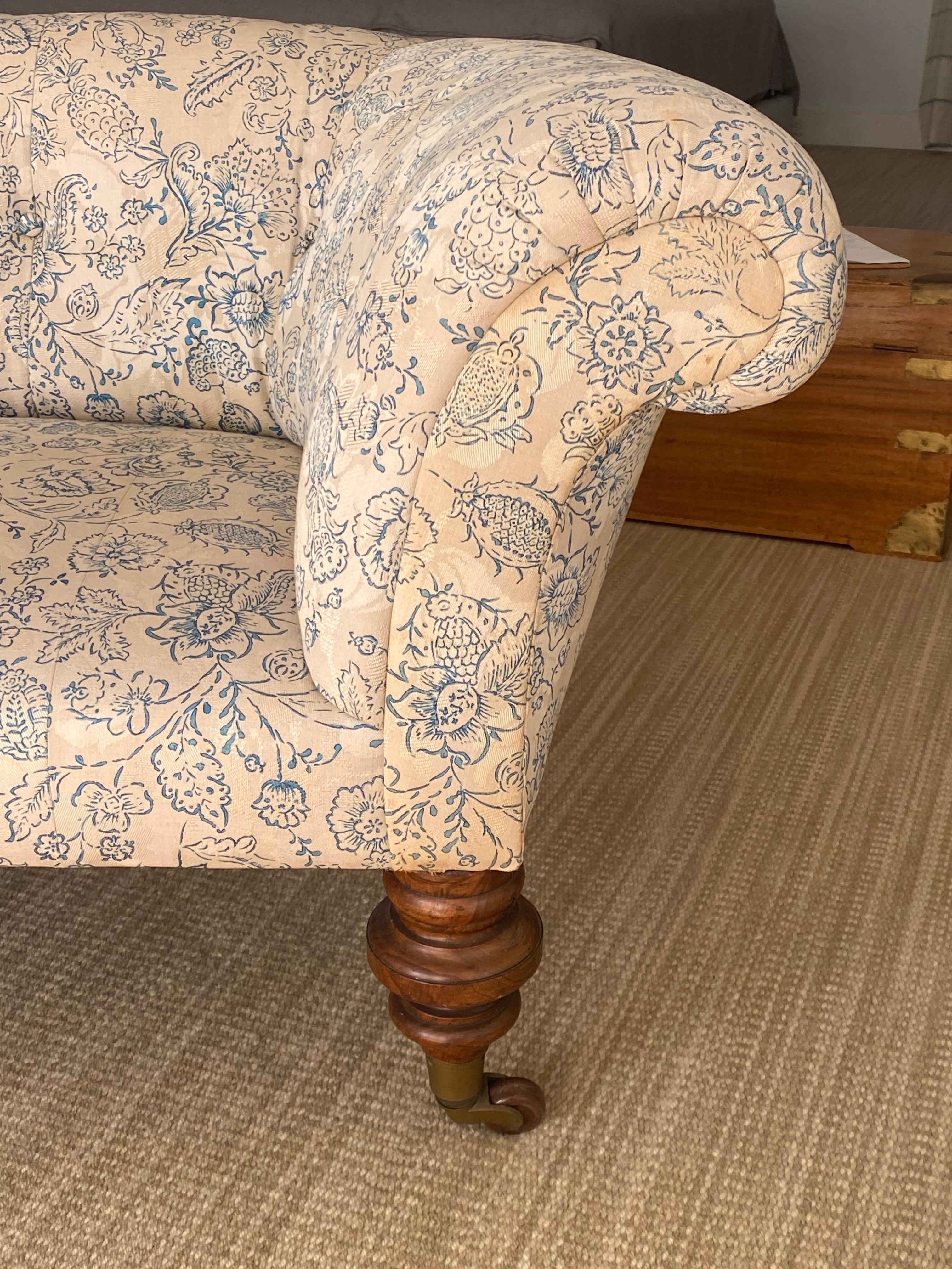 Canapé anglais victorien avec tapisserie florale, fin du 19ème siècle en vente 2